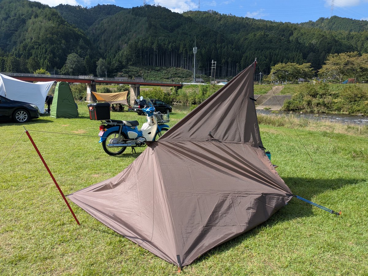 kayak888hm's tweet photo. 朝から青空が拡がるということで久しぶりにカブに荷物を積んで栃本河川公園へ。
最初はタープのダイヤモンド張りで行こうかと思ったが風が強くて風を逃がすように変更しついでにBundokソロドームEXを設営。
お昼はコンビニ弁当。午後からどんどん人とクルマが入って来てさすが連休、けっこうな混雑。 https://t.co/ccCTC56wnt