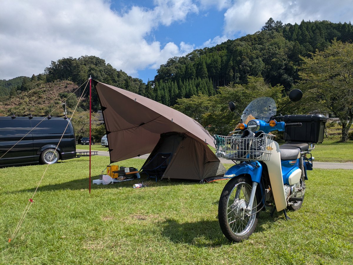 kayak888hm's tweet photo. 朝から青空が拡がるということで久しぶりにカブに荷物を積んで栃本河川公園へ。
最初はタープのダイヤモンド張りで行こうかと思ったが風が強くて風を逃がすように変更しついでにBundokソロドームEXを設営。
お昼はコンビニ弁当。午後からどんどん人とクルマが入って来てさすが連休、けっこうな混雑。 https://t.co/ccCTC56wnt