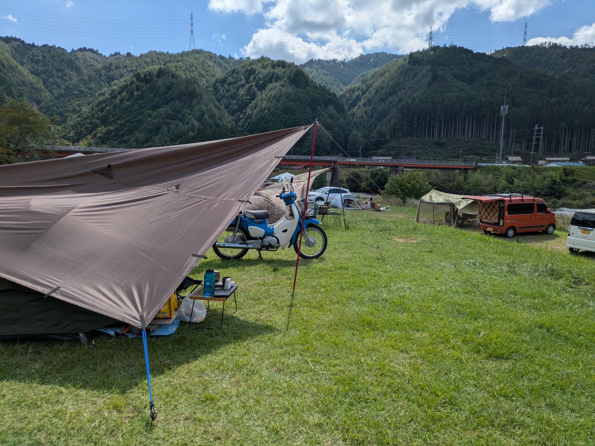 kayak888hm's tweet photo. 朝から青空が拡がるということで久しぶりにカブに荷物を積んで栃本河川公園へ。
最初はタープのダイヤモンド張りで行こうかと思ったが風が強くて風を逃がすように変更しついでにBundokソロドームEXを設営。
お昼はコンビニ弁当。午後からどんどん人とクルマが入って来てさすが連休、けっこうな混雑。 https://t.co/ccCTC56wnt