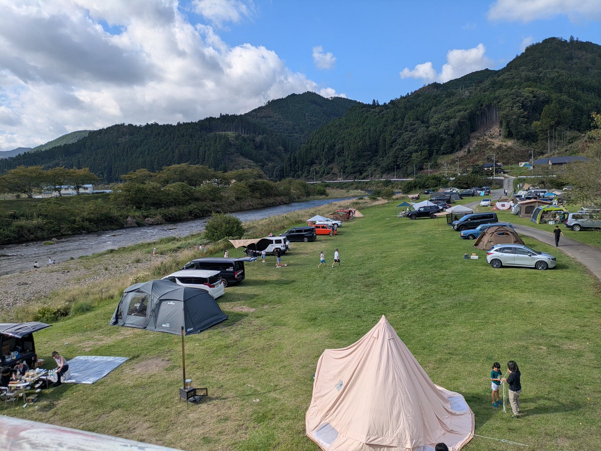 kayak888hm's tweet photo. 朝から青空が拡がるということで久しぶりにカブに荷物を積んで栃本河川公園へ。
最初はタープのダイヤモンド張りで行こうかと思ったが風が強くて風を逃がすように変更しついでにBundokソロドームEXを設営。
お昼はコンビニ弁当。午後からどんどん人とクルマが入って来てさすが連休、けっこうな混雑。 https://t.co/ccCTC56wnt
