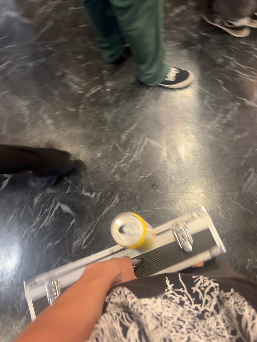 m2tipl's tweet photo. バンドマンの付き添いで関係者ぶってきた https://t.co/POuOrMhaGu