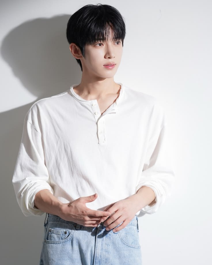 NguynVi26021998's tweet photo. SIWOO CHOOSE OR!
Choose one: Black or White⚫⚪

#SIWOO_IN_MILANO
#PARKSIWOO https://t.co/XwMWYsLrxf
