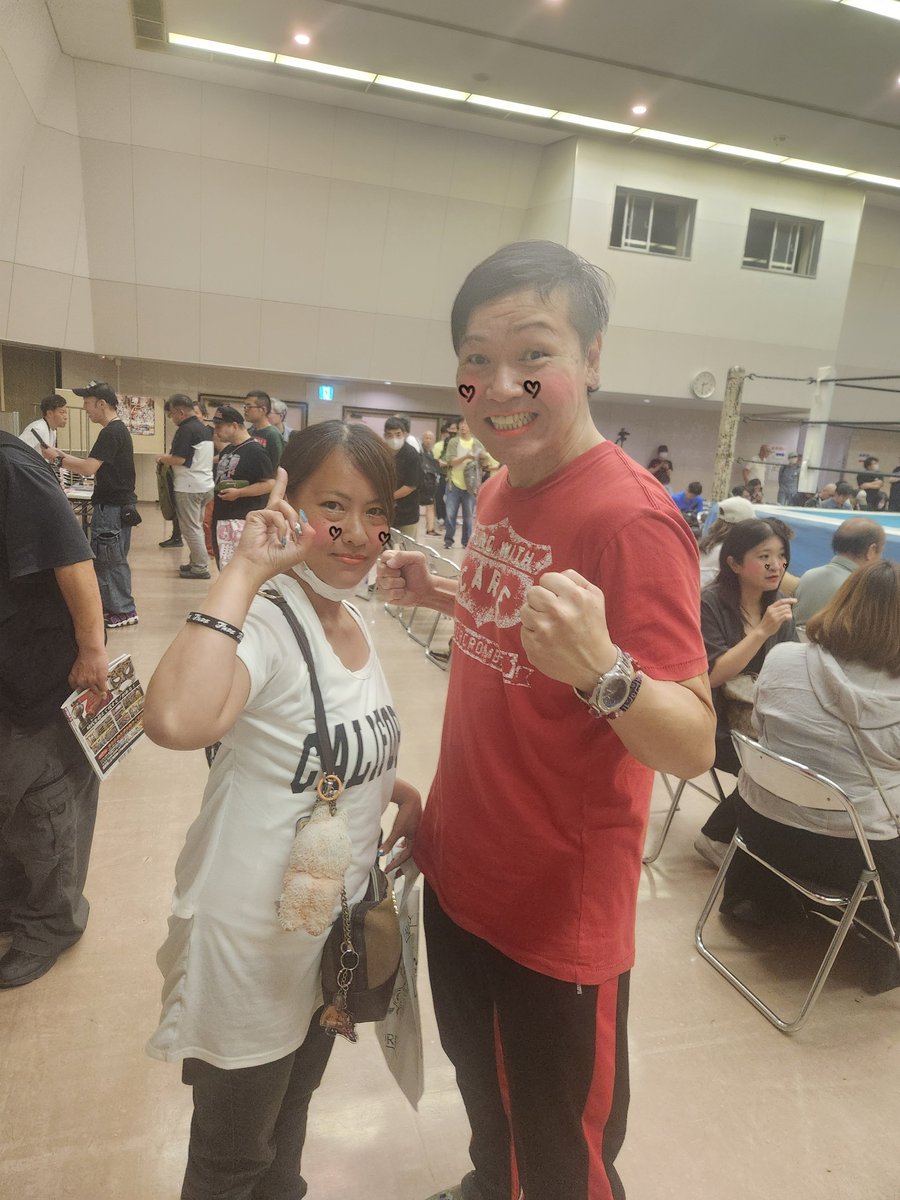yui0503s's tweet photo. お久しぶりのあべけんさん♡
チャッピーさんと初のツーショット♡📸
またまたJADEさんグッズ購入♡
全試合楽しかった😀
たまには1人観戦も悪くないね😌

 #BRS興行
 #生野区民センター https://t.co/0bUUqxB0FB