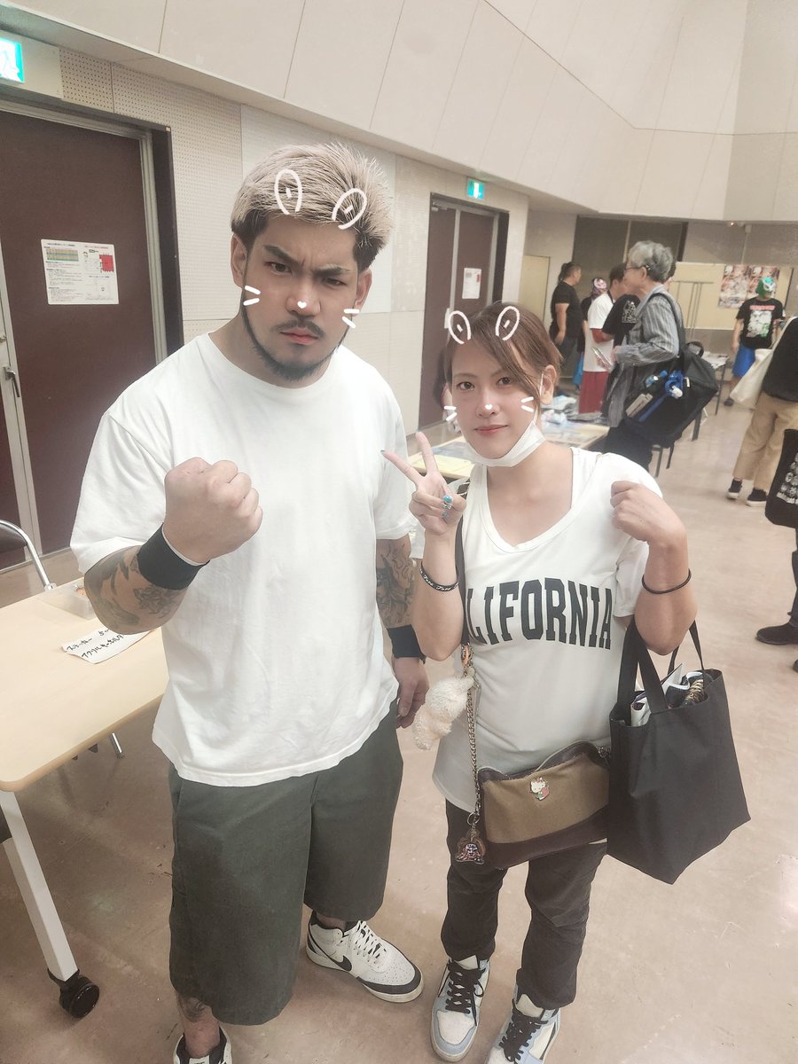 yui0503s's tweet photo. お久しぶりのあべけんさん♡
チャッピーさんと初のツーショット♡📸
またまたJADEさんグッズ購入♡
全試合楽しかった😀
たまには1人観戦も悪くないね😌

 #BRS興行
 #生野区民センター https://t.co/0bUUqxB0FB
