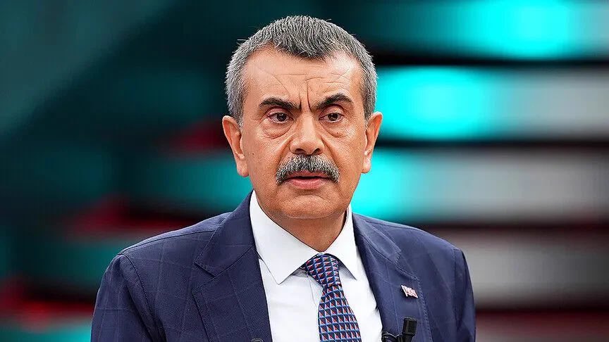 ToplumsalMht173's tweet photo. Devlet okulları silahlı saldırıların merkezine dönüşürken, Yusuf Tekin’in kızı Ankara’da özel okulda okuyor.