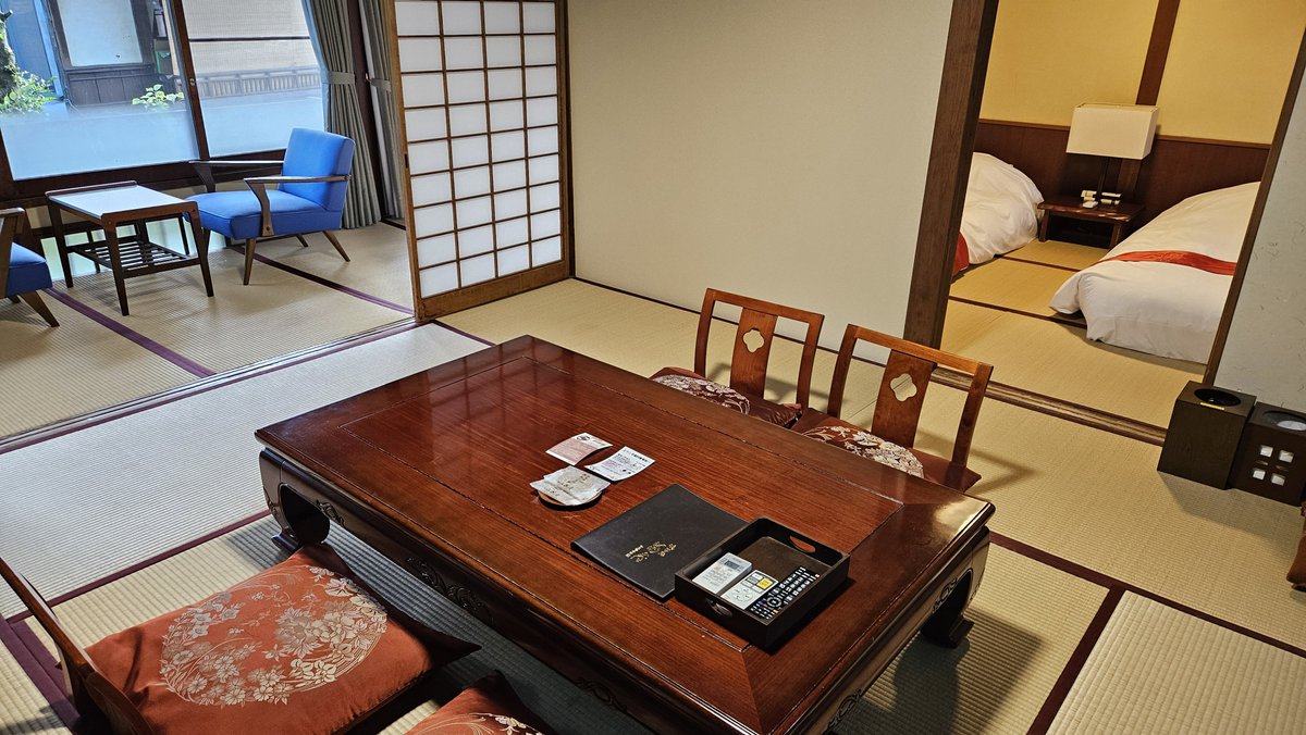 stonezaurus's tweet photo. 夏目漱石が大患で２ヶ月を過ごした、修善寺の菊屋に来ています。念願の「漱石の間」で一泊します。菊屋と、この部屋が拙著『石部魂子教授と龍石の謎』の舞台になっています。今夜は時空を超えて漱石に会えたら良いなぁ🌟小説も龍石も持参しました😋（漱石全集は部屋に備え付けです） https://t.co/vI0oChjc3N
