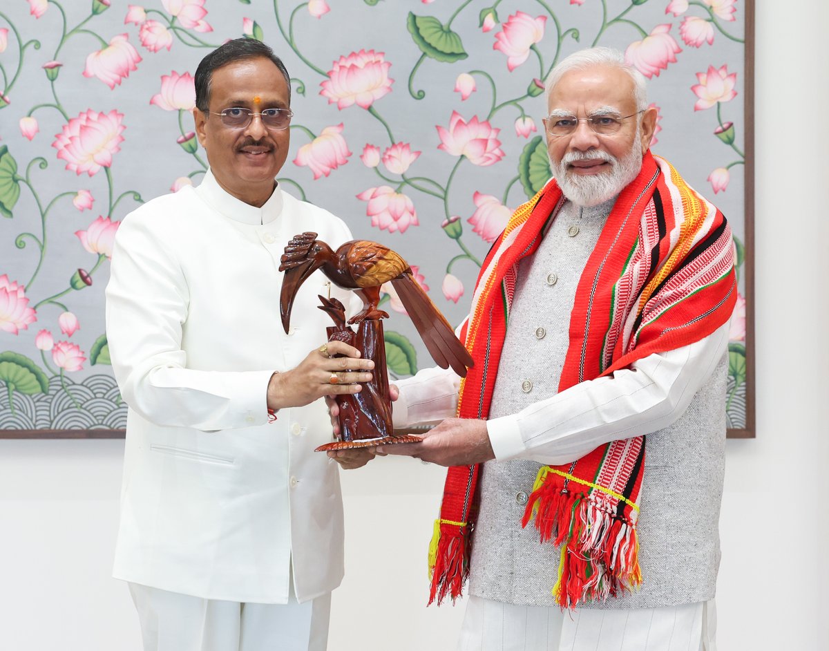 PMOIndia's tweet photo. Lieutenant Governor of Andaman and Nicobar Islands, @LG_ANI_DrDinesh, met Prime Minister @narendramodi. https://t.co/dz3g8JCVdW