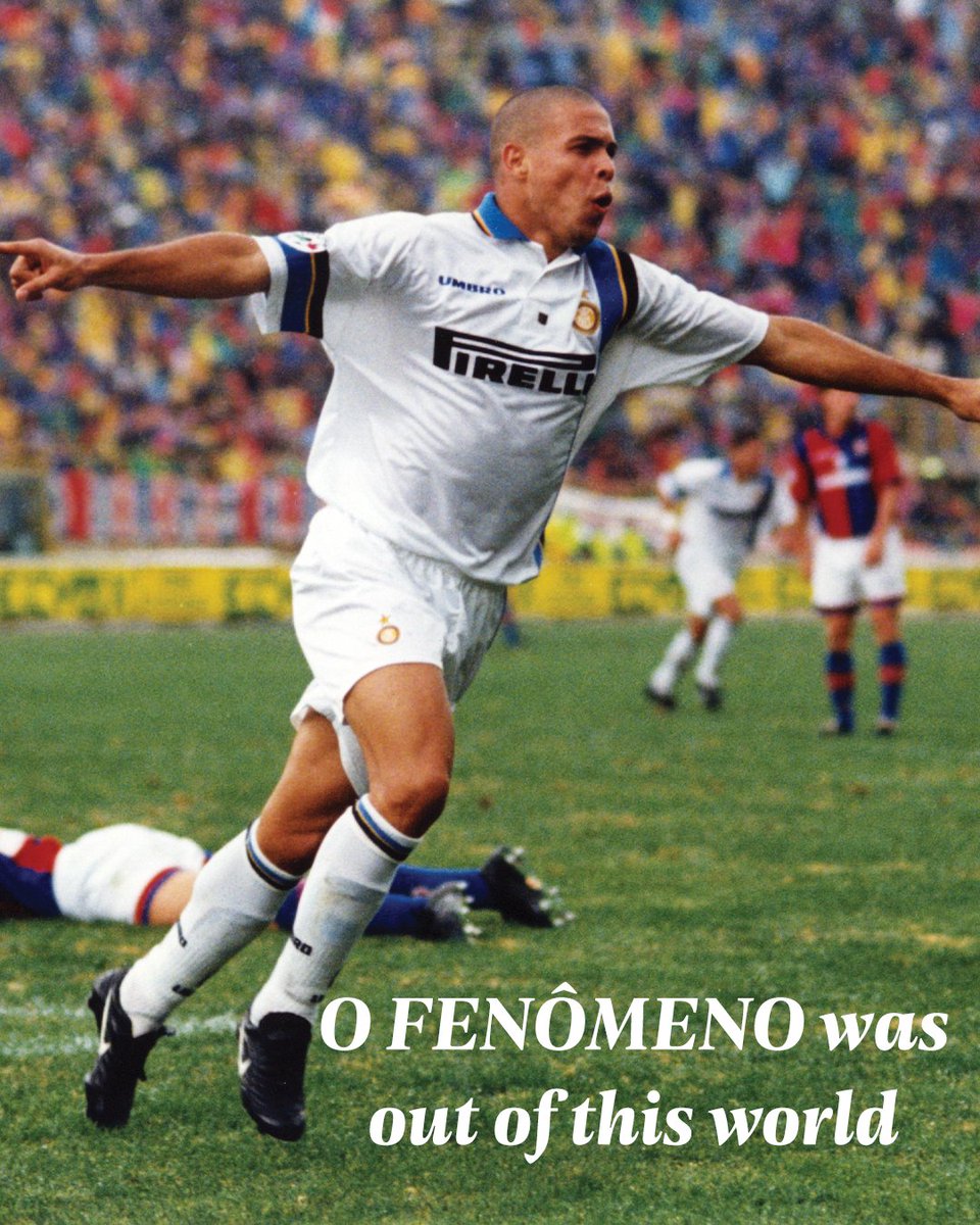 Inter's tweet photo. Inutile parlarne, sai, non capiresti mai. Perché spiegare cosa è stato Ronaldo per l’Inter e per il calcio è quasi impossibile.
Il 18 settembre è il giorno in cui ha sempre festeggiato il compleanno. Ma sui documenti di nascita c’è un’altra data: 22 settembre.
A San Siro arrivò tra decine di bambini, in un abbraccio che sembrava raccontare ciò che sarebbe diventato. Alla prima lasciò il palco a Recoba. Alla seconda, a Bologna, segnò. E non si fermò più.
In un calcio senza VAR, dove fermarlo significava spesso provare a menarlo, Ronaldo rendeva normale l’impossibile. Costacurta, Nesta e gli altri diventavano spettatori dei suoi doppi passi, dribbling e velocità.
Era un altro calcio? No. Era un altro pianeta.
Poi due terribili infortuni e un anno e mezzo lontano dai campi. Al ritorno, gol indimenticabili: Brescia, Verona, ancora Brescia, fino all’ultimo, su punizione contro il Piacenza.
59 gol in 99 partite. Numeri che raccontano poco.
Ronaldo è stato il Fenomeno. Soprattutto, il Fenomeno con la maglia dell’Inter.