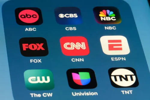 Wirevance's tweet photo. 🇺🇸📺 🚨 BREAKING: All five US TV networks—ABC, CBS, CNN, Fox and NBC—have halted White House pool coverage after Trump banned CNN, MS NOW and Politico. CNN, MS NOW and Politico are suing, calling the ban a First Amendment violation.

Sources: AFP • NDTV •
#Trump #PressFreedom https://t.co/Q5QpdlmNdX