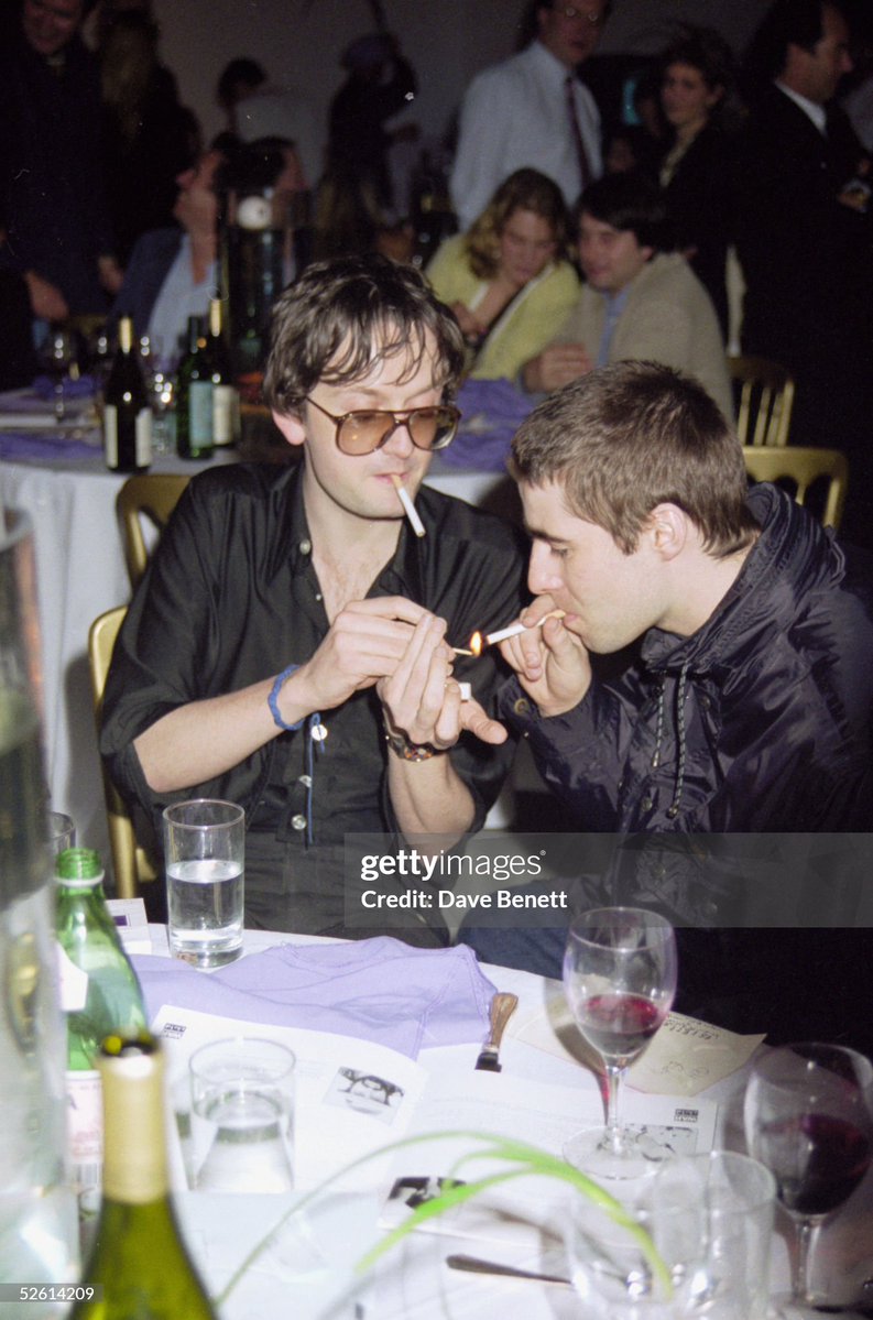 shitbritishpics's tweet photo. Jarvis Cocker and Liam Gallagher attend a gala fundraising dinner for War Child at the Saatchi Gallery, London (1997) https://t.co/AsmPALylXM