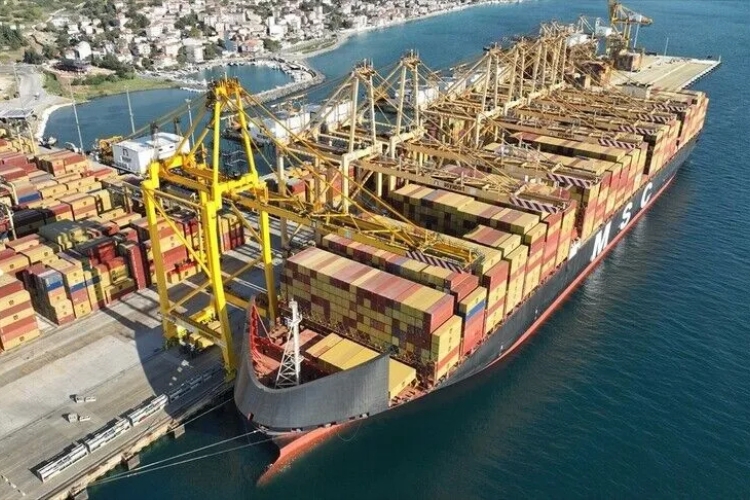 HaberDenizde's tweet photo. Asyaport Türkiye rekoru kırdı
Asyaport, MSC Maya'da gerçekleştirdiği 22 bin 896 TEU’luk elleçleme operasyonuyla Türkiye’de tek gemi uğrağındaki en yüksek hacme ulaştı.
https://t.co/qalpkt3Rxx
#Asyaport #MSCMaya #TEU #elleçleme #Türkiye #gemi
@asyaport https://t.co/wF0HXzwXxq