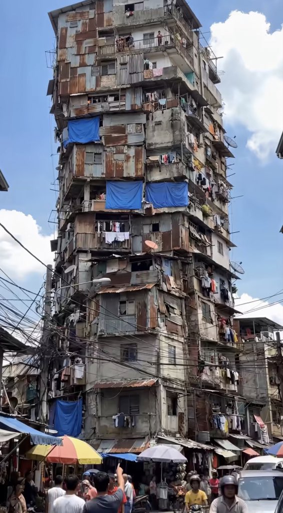 ROkpokam's tweet photo. Give everyone a little space and no architect, and eventually you get a city built like a cartoon https://t.co/ZfJgshDnIH