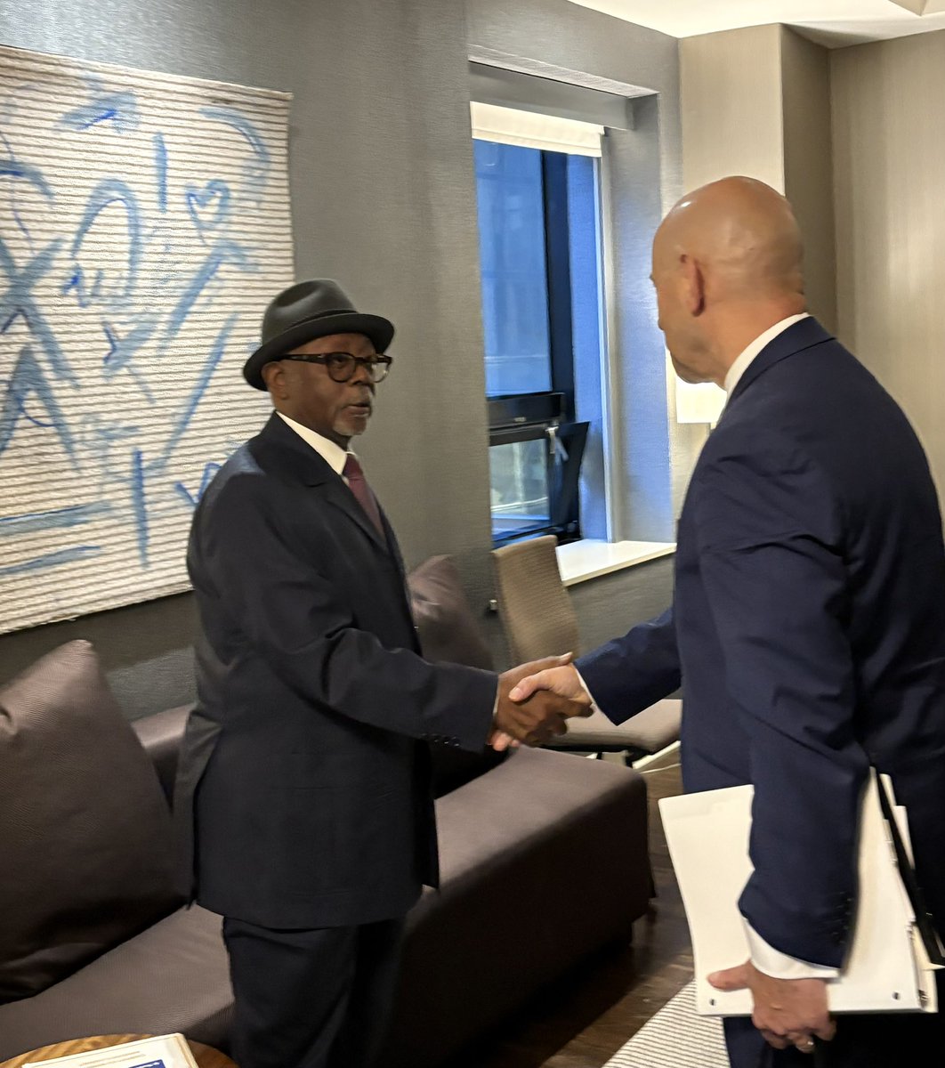 USAenFrancais's tweet photo. 🇨🇲 Le secrétaire d’État adjoint aux Affaires africaines @AsstSecStateAF, Frank Garcia, a rencontré le ministre camerounais des Relations extérieures Lejeune Mbella Mbella et salué les progrès réalisés dans le cadre du Dialogue économique et commercial Cameroun-États-Unis. Celui-ci a notamment permis de recenser près de 7 milliards de $ de nouvelles possibilités d’investissement et d’échanges commerciaux avec les États-Unis, ainsi que d’expansion des investissements existants.

Ils ont également discuté du renforcement de la coopération dans les domaines des minerais critiques, de l’énergie et de l’économie. #UNGA81