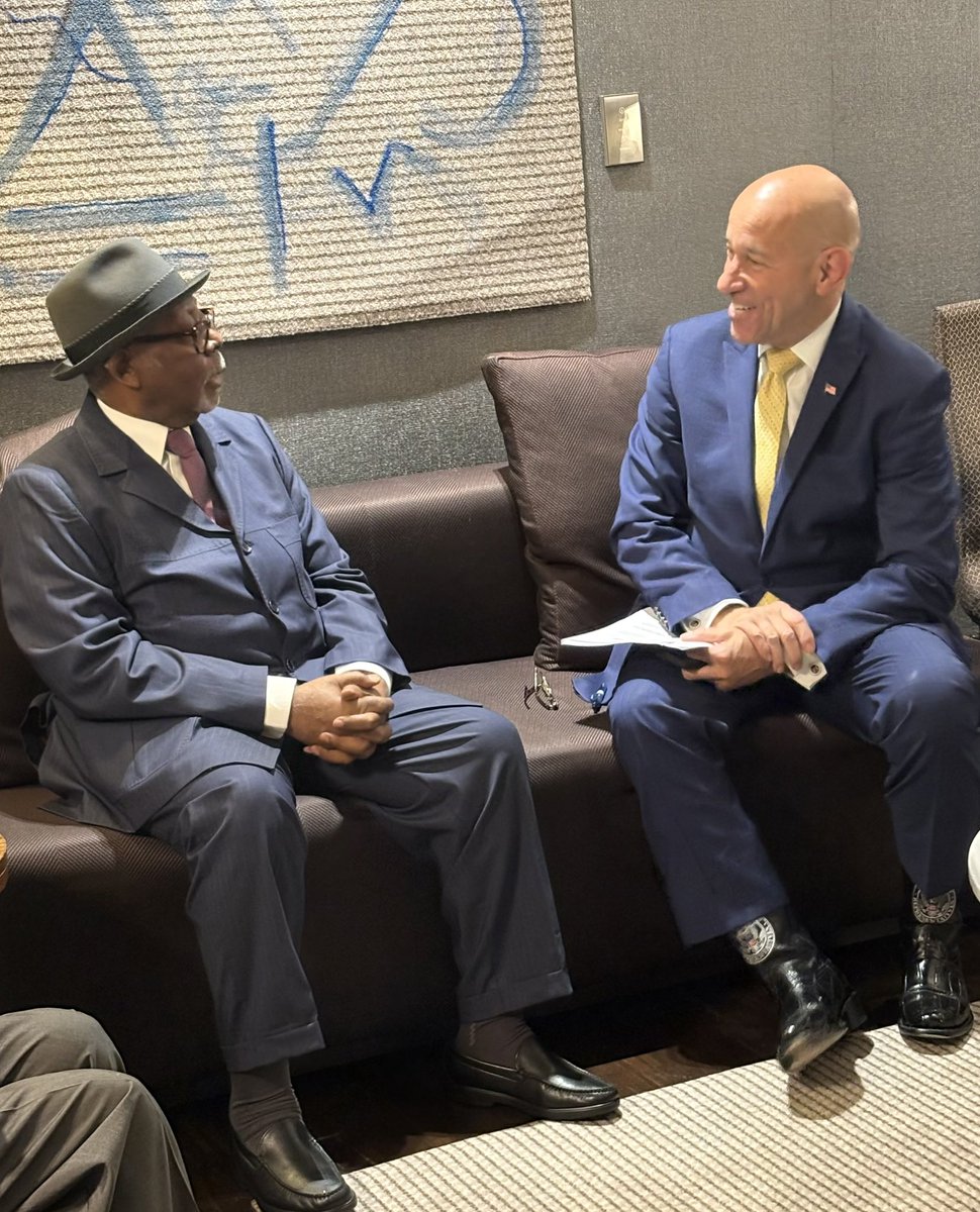 USAenFrancais's tweet photo. 🇨🇲 Le secrétaire d’État adjoint aux Affaires africaines @AsstSecStateAF, Frank Garcia, a rencontré le ministre camerounais des Relations extérieures Lejeune Mbella Mbella et salué les progrès réalisés dans le cadre du Dialogue économique et commercial Cameroun-États-Unis. Celui-ci a notamment permis de recenser près de 7 milliards de $ de nouvelles possibilités d’investissement et d’échanges commerciaux avec les États-Unis, ainsi que d’expansion des investissements existants.

Ils ont également discuté du renforcement de la coopération dans les domaines des minerais critiques, de l’énergie et de l’économie. #UNGA81