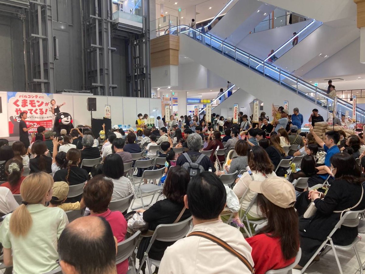55_kumamon's tweet photo. はいさーいだモン☆沖縄県で開催された「熊本県産品フェア」で、でーじまーさん(とても美味しい)熊本の食べ物を紹介したモン！沖縄県のみなさんありがとまと〜☆ぜひ熊本に遊びに来てはいよー！またやーさい(またあいましょう)だモーン！ https://t.co/uQuwQGoMjW