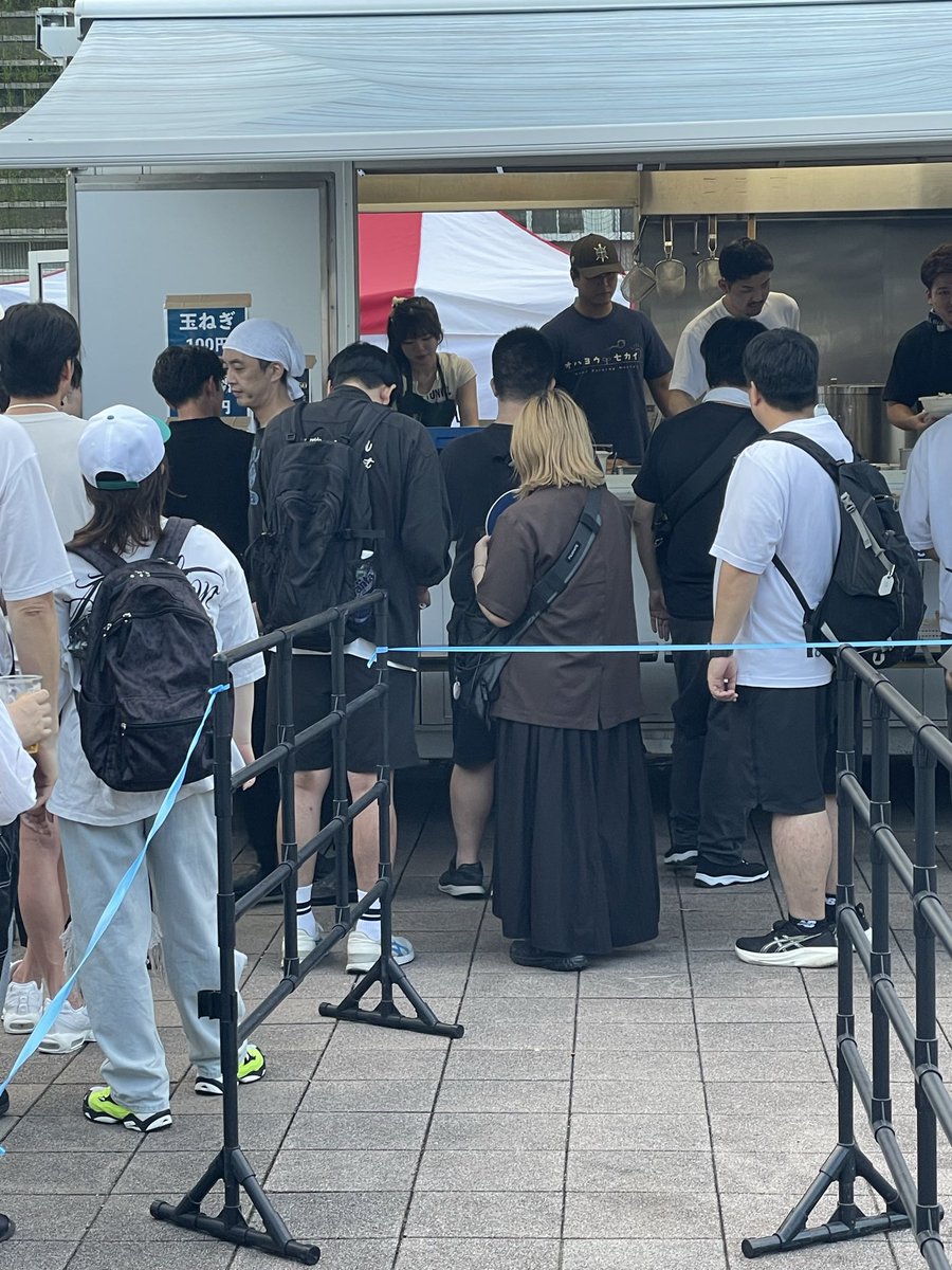 okabeccinyo's tweet photo. 熱狂中野ラーメン祭2026！しずる純さんと！
そしたら行列の中に見覚えのある感じの後ろ姿！
絶対あの人たちだよなー
そして全うま

#中野ラーメン祭2026 https://t.co/s5B44TANum