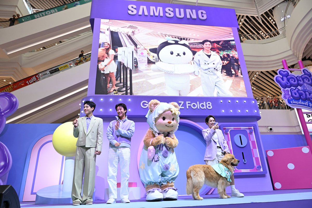 CM2Connect's tweet photo. สาดไปสมาชิก! ซัมซุงยกทัพ #TeamGalaxy แม่ชม-น้องเกล พี่จอง-คัลแลน น้องเนย เต ตะวัน-โพก้าซัง พร้อมแขกรับเชิญสุดพิเศษ มิสเตอร์ไบรอัน และ จุ๊มเหม่ง "น้องอ้วงชวนตี้ เล่นเต็มที่ ฮีลเต็มใจ" เปิดตี้อวดไอเทมใหม่ Galaxy Z Fold8 

กรุงเทพฯ – 19 กันยายน 2569 – ปีที่แล้วจัดหมูกระทะฟินๆ กันไปแล้ว ปีนี้กลับมาอีกรอบให้แฟนๆ หายคิดถึง มาฮีลใจไปด้วยกัน กับ "น้องอ้วงชวนตี้ เล่นเต็มที่ ฮีลเต็มใจ" ที่เดอะมอลล์ไลฟ์สโตร์ บางกะปิ ยกขบวนแก๊งฮีลใจตัวท็อปมารวมพลังกันแบบจัดเต็มยิ่งกว่าเดิม กับปาร์ตี้เปิดตัวสมาชิกใหม่ล่าสุดอย่าง "น้องอ้วง" Galaxy Z Fold8 สมาร์ทโฟนจอพับไซซ์ใหม่ ที่มาแรงแบบไม่มีกั๊ก

งานนี้นำโดย #TeamGalaxy แก๊งฮีลใจรุ่น 1 อย่าง “แม่ชม-น้องเกล” “พี่จอง-คัลแลน” และ “น้องเนย Butterbear” เสริมทัพด้วยแก๊งฮีลใจรุ่น 2 ทั้ง “เต ตะวัน” และ “โพก้าซัง” แถมพ่วงด้วยแขกรับเชิญสุดกวนอย่าง “มิสเตอร์ไบรอัน” และความน่ารักไม่มีขีดจำกัดของ “จุ๊มเหม่ง” ที่เข้ามาเพิ่มสีสันและความอุ่นใจเต็มพิกัด โดยมี "เผือก-พงศธร" รับหน้าที่พิธีกรมอบความสนุกตลอดงาน

ความสนุกเริ่มขึ้นตั้งแต่ก่อนงานจะเริ่มด้วยซ้ำ เมื่อมีการปล่อยคลิปฮาๆ ที่แก๊งฮีลใจรุ่น 1 โทรตามกำลังเสริมรุ่น 2 มาช่วยปั่นความสนุก ที่ “น้องเกล” โทรชวน “โพก้าซัง” ส่วน “น้องเนย” ก็โทรหา “พี่เต” ให้มาเล่นเกมเป็นเพื่อนกันแบบเต็มที่ในงาน

"น้องอ้วงชวนตี้ เล่นเต็มที่ ฮีลเต็มใจ" สร้างเสียงหัวเราะให้แฟนๆ ชาวแก๊ง Galaxy

เมื่อถึงเวลาเริ่มงานก็เปิดเวทีด้วยความคิ้วต์ของ “น้องเนย” ที่วันนี้สวยและเก๋เป็นพิเศษเพราะถือกระเป๋า ‘RUBY’ Cushioned Organizer แฟชั่นไอเทมลิมิเต็ดเอดิชันที่ซัมซุงร่วมกับแบรนด์ PIPATCHARA ออกแบบเพื่อใช้ใส่ “พัพไซซ์ใหม่” อย่าง Galaxy Z Fold8 โดยเฉพาะ ตามด้วย “พี่จอง-คัลแลน” ที่ 2 หนุ่มพา “จุ๊มเหม่ง” มาทักทายแฟนๆ กันแบบใกล้ชิด สร้างบรรยากาศอบอุ่นให้ทั้งฮอลล์ตั้งแต่ต้น ฝั่งกำลังเสริมรุ่น 2 ทั้งปะป๊า “เต ตะวัน” และ “โพก้าซัง” ก็ไม่ยอมน้อยหน้า ที่เปิดตัวไม่ซ้ำใครจากบันไดเลื่อนก่อนขึ้นเวทีทักทายอุนย่า อุนยาย และเจ่เจ้ ด้วยความน่ารักไม่แพ้กัน
“พี่จอง-คัลแลน” พร้อมทำให้ทุกคนใจฟู

“น้องเนย” ที่มาพร้อมกระเป๋า ‘RUBY’ Cushioned Organizer

ซีนเปิดตัวอย่างยิ่งใหญ่ของ “แก๊งฮีลใจรุ่น 2”
โมเมนต์พี่น้อง “น้องเนย” และ “โพก้าซัง”

“จุ๊มเหม่ง” ก็มาด้วยนะครับ
จากนั้นบรรยากาศก็ยิ่งฟินขึ้นเรื่อยๆ เมื่อมีเซอร์ไพรส์พิเศษให้ชาวแก๊ง Galaxy ที่มีวันเกิดตรงกับวันงาน โดยพี่จองและคัลแลนลงไปมอบของขวัญพร้อมอัดคลิปอวยพรด้วย Galaxy Z Fold8 กันสดๆ ให้แฟนๆ กรี๊ดลั่นฮอลล์ ต่อด้วยช่วงเกมสุดป่วนอย่าง "อ้วงพันหน้า" แบ่งเป็น 2 ทีม คือทีม "ปะป๊าเต-โพก้าซัง" ปะทะทีม "พี่จอง-คัลแลน-น้องเนย" ให้แต่ละทีมแต่งหน้าแต่งตัวสลับกันทายว่าเป็นใคร พร้อมชวนแฟนๆ ในงานร่วมทายไปด้วย เรียกเสียงหัวเราะได้ตลอดเกม จากนั้นแต่ละทีมยังต้องโพสท่า Signature Pose และเต้นถ่าย VDO ด้วยโหมด Dual Camera Record กันสดๆ แถมโชว์การส่งภาพที่ถ่ายบนเวทีด้วยฟีเจอร์ Quick Share ให้แฟนๆ กลางฮอลล์ได้แบบง่ายๆ ได้กับทุกระบบปฏิบัติการ ทำเอาพี่เผือกต้องขอหยิบเอาน้องอ้วงพับไซซ์ใหม่มาทดลองความคมชัดของวิดีโอที่ถ่ายด้วยโหมด Dual Record กันสดๆ บนเวทีให้แฟนๆ ได้เห็นกันแบบเต็มๆ ตา

พี่จองและคัลแลนลงไปเซอร์ไพรส์ให้ของขวัญวันเกิดแก่ชาวแก๊ง Galaxy แถมอัดคลิปอวยพรด้วย Galaxy Z Fold8
“โพก้าซัง” แต่งตัวเป็น “น้องเนย” และ “เป่าบุ้นจิ้น” VS “น้องเนย” แต่งตัวเป็น “โพก้าซัง” และ “ชาลี แชปลิน” ในเกม “อ้วงพันหน้า”

ไฮไลต์สุดฮายกให้ช่วงของ “จอง-คัลแลน” “เต ตะวัน” ขึ้นเวทีคุยกัน เพราะยิ่งคุยก็ยิ่งงง คนละทิศละทางจนต้องประกาศ
ขออาสาสมัครล่ามภาษาเกาหลีที่อยู่ในงานมาช่วยแปล ซึ่งก็คือ “มิสเตอร์ไบรอัน” บนเวทีจึงกลายเป็นแก๊ง 3 หนุ่มเกาหลี 3 สไตล์ เดบิวต์บอยแบนด์เฉพาะกิจ ช่วยกันถ่ายรูปกันรัวๆ หลายๆ ช็อต

เดบิวต์บอยแบนด์เฉพาะกิจ “พี่จอง-คัลแลน-มิสเตอร์ไบรอัน”
ส่วน “น้องเกล” ที่เพิ่งเลิกเรียนก็รีบมาร่วมแจมพร้อม “แม่ชม” ทำเอาบรรยากาศคึกคักขึ้นไปอีก จากนั้น “น้องเกล” ก็ชวนแฟนๆ มาเล่นเป่ายิงฉุบ ใครชนะรับไปเลยของรางวัลในทีม “อ.อ้วง” ที่แม่ชมเตรียมมาแจกแบบแน่นๆ แถมน้องเกลยังใจดีแถมเงินให้อีก 20 บาทอีกด้วย

“น้องเกล” ตั้งใจมาชวนชาว Galaxy เล่นเกม “อ้วงยิงฉุบ”
ด้วยความเป็นตัวแม่ฟิตแอนด์เฟิร์มของ “แม่ชม” จึงได้เตรียมเซอร์ไพรส์พิเศษแจก Galaxy Watch9 สมาร์ทวอทช์ที่บอกสัญญาณความเสี่ยง เบาหวาน หัวใจ อัลไซเมอร์ สโตรก ให้ชาวแก๊ง Galaxy ที่ชนะ 3 ภารกิจพิเศษ เอาไปใส่ดูแลสุขภาพเชิงป้องกัน

เซอร์ไพรส์พิเศษแจก Galaxy Watch9 สมาร์ทวอทช์ให้ชาว Galaxy เอาไปใส่ดูแลสุขภาพเชิงป้องกัน

ปิดท้ายค่ำคืนนี้แบบฟินสุดๆ ด้วยการถ่ายรูปหมู่ร่วมกัน และเต้นเพลง Happy Family นำโดย “โพก้าซัง” ต่อด้วยเพลง Butterbear ของ “น้องเนย” และปิดท้ายด้วย I'm Polcasan จาก “น้องเกล” และ “โพก้าซัง” สร้างความประทับใจให้ชาวแก๊ง Galaxy รวมถึงอุนย่า อุนยาย เจ่เจ้ ทุกคนกลับบ้านแบบใจฟูกันถ้วนหน้า!

งาน “น้องอ้วงชวนตี้ฯ” ก็ต้องใช้มือถือพัพไซซ์ใหม่ Galaxy Z Fold8 ถ่ายสิจ๊ะ

“โพก้าซัง” และ “น้อยเนย” นำทีมเต้น ส่งชาวแก๊ง Galaxy กลับบ้านแบบใจฟู

แม่ชม ชมพู่-อารยา กล่าวว่า "วันนี้ดีใจมากที่ได้กลับมาร่วมงานนี้อีกครั้งค่ะ พองานเริ่มก็รู้สึกได้เลยว่าบรรยากาศอบอุ่นเหมือนเดิม เหมือนได้กลับมาเจอครอบครัวที่คุ้นเคย ก่อนออกจากบ้าน น้องเกลบอกอยากมาเล่นกับทุกคน ช่วงนี้เกลอินเป่ายิงฉุบมาก ก็เลยชวนแฟนๆ มาเล่นด้วยกันทั้งฮอลล์ สนุกมากค่ะ ได้เห็นรอยยิ้มของทุกคน สุดท้ายนี้อยากฝากให้ทุกคนดูแลสุขภาพกันด้วยนะคะ เลยอยากมอบ Watch9 เป็นของขวัญเล็กๆ น้อยๆ ให้กับทุกคน แล้วเราจะเป็นครอบครัวซัมซุงกาแล็คซี่ ฮีลใจกันตลอดไปค่ะ"

น้องเกล พูดเสริมคุณแม่ชมพู่ "เกลมาแล้ว เลิกเรียนแล้วว รีบมาหาแก๊งฮีลใจเลย คิดถึงพี่ๆ แก๊งนี้มาก พอรู้ว่าจะมีงานนี้ ตื่นเต้นจนนอนไม่หลับเลย วันนี้สนุกมากค่ะ ได้เล่นเกมเป่ายิงฉุบกับทุกคน ได้เจอโพก้าซังกับพี่เตด้วย ดีใจที่ทุกคนมาเจอกันครบๆ แบบนี้ค่ะ เกลใช้ Galaxy Z Fold8 ถ่ายรูป Selfie กับทุกคนด้วย"

พี่จอง-คัลแลน กล่าวว่า "แก๊งฮีลใจคิดถึงทุกคนมาก ยังจำบรรยากาศปีที่แล้วได้อยู่เลยที่เรานั่งกินหมูกระทะกัน รู้สึกอบอุ่นเป็นครอบครัวเดียวกัน ผ่านมาปีหนึ่งแล้ว ยังอยากมาเจอทุกคนอยู่ วันนี้ดีใจมากที่ได้กลับมาอีกครั้ง บรรยากาศในงานสนุกมากตั้งแต่ต้นจนจบ ได้เล่นเกมอ้วงพันหน้ากับน้องๆ ได้มอบเซอร์ไพรส์วันเกิดให้แฟนๆ ได้เจอน้องเกลที่คิดถึงกันมากๆ ขอบคุณทุกคนที่มาให้กำลังใจกันเยอะขนาดนี้"

เต ตะวัน กล่าวว่า "เราก็เป็นทีมซัมซุงกาแล็คซี่มานานนนนน อยากเข้าแก๊งฮีลใจด้วยมาตลอด วันนี้ดีใจมากที่ได้มาเป็นส่วนหนึ่งของงานนี้จริงๆ รู้สึกถึงมวลความรักและความรู้สึกดีๆ ที่ทุกคนส่งมาให้ ได้เล่นเกมอ้วงพันหน้ากับซัง สนุกมาก ได้คุยเล่นกับพี่จองพี่คัลแลนจนต้องมีล่ามมาช่วยแปลเลย ฮากันทั้งฮอลล์ครับ ขอบคุณทางซัมซุงมากเลยครับที่ชวนมาเข้าแก๊งฮีลใจด้วย"
โพก้าซัง เล่าถึงความประทับใจในวันนี้ว่า "ซังอยากเล่นกับน้องเนยมานานแล้ว วันนี้ในที่สุดก็ได้เล่นด้วยกัน ดีใจมากๆ ฮะ และเป็นงานที่ได้มากับปะป๊าอีก บรรยากาศในงานอบอุ่นและสนุกมาก แถมได้เจอพี่ๆ ในแก๊งฮีลใจครบทุกคน ได้เต้นเพลง

I'm Polcasan กับพี่เกลด้วย ซังขอขอบคุณทางผู้ใหญ่ใจดีจากซัมซุง และอุนย่า อุนยาย เจ่เจ้ทุกคนเลยนะฮะ ที่มาให้กำลังใจซังวันนี้"
#น้องอ้วงชวนตี้ #GalaxyZFold8 #Samsung #TeamGalaxy