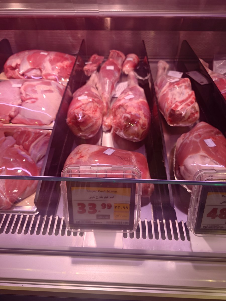 SabakuBBQ's tweet photo. 羊肉を旨く食べるには、下ごしらえが大事だ。
アラブならマシュウィ。
羊肉を食べやすく切り、スパイスでマリネして串に刺し、炭火で焼く。
ロシアならシャシュリク。
玉ねぎやヨーグルト、スパイスなどに肉を漬け、柔らかくしてから串に刺して焼く。
日本ならジンギスカン、薄く切った羊肉を果物などを使った甘辛いタレに漬け込んで焼く。
どれも理にかなっている。
長い時間をかけて、それぞれの土地の人々が羊を旨く食う方法を磨いてきたのだ。
だが、ふと思った。
本当にそこまでしなければ羊は旨くないのか。