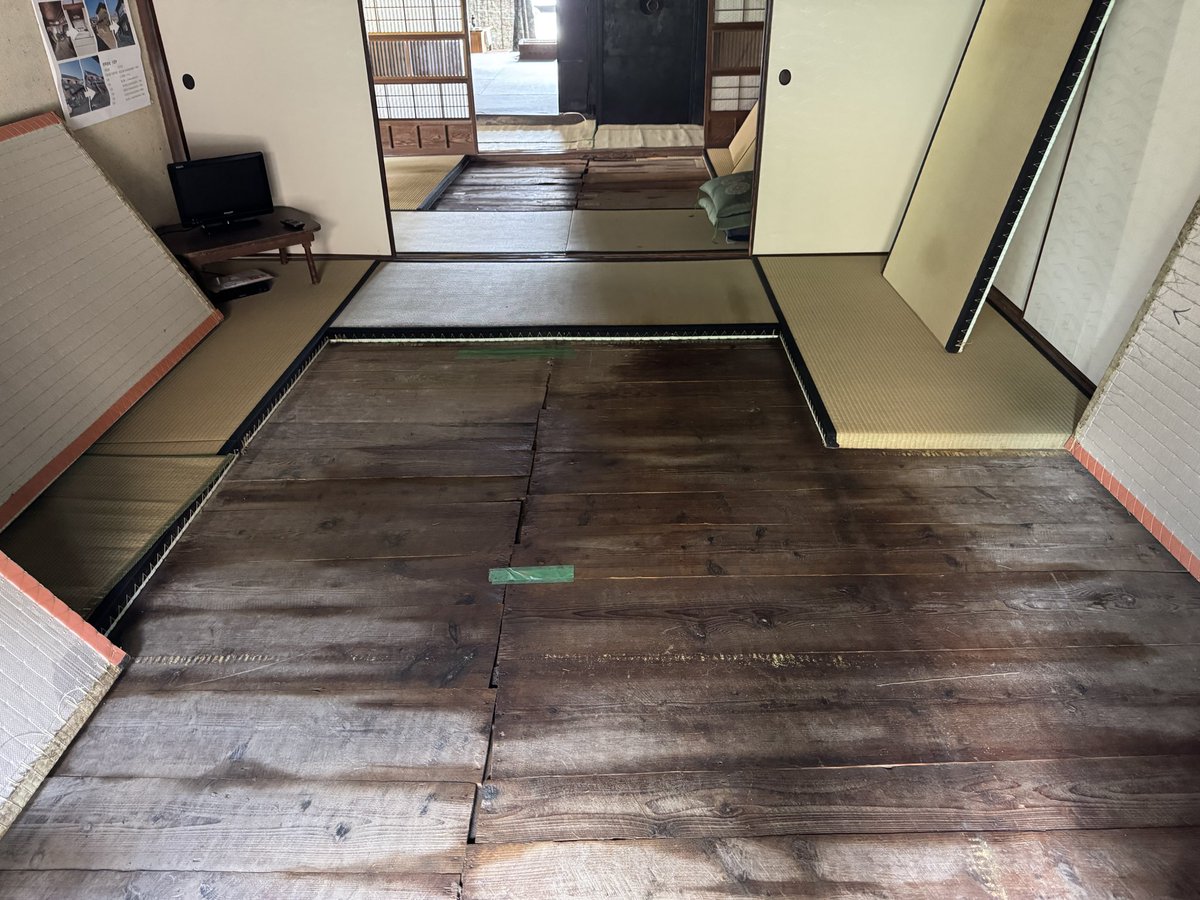 yaohei1897's tweet photo. 昨夜の豪雨で床下浸水してしまったので、内部のカビが尋常ではなく、主屋も前まで雨漏りも僅かだったのがここまで酷くなってしまいました。
蔵の屋根も一部落ちてるし、中も水浸しなのでどこから手をつけてよいやら… https://t.co/RKeG9o2V0U