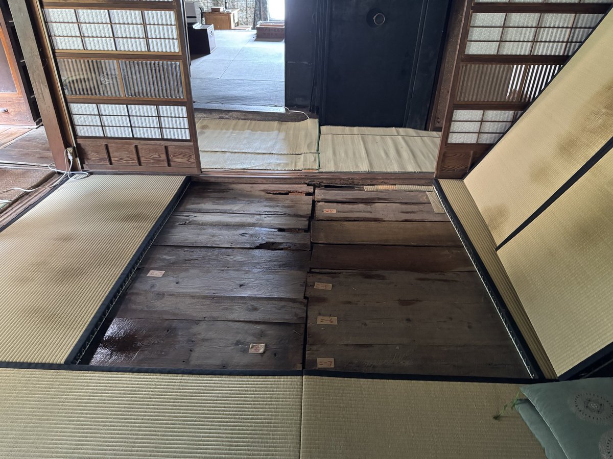 yaohei1897's tweet photo. 昨夜の豪雨で床下浸水してしまったので、内部のカビが尋常ではなく、主屋も前まで雨漏りも僅かだったのがここまで酷くなってしまいました。
蔵の屋根も一部落ちてるし、中も水浸しなのでどこから手をつけてよいやら… https://t.co/RKeG9o2V0U