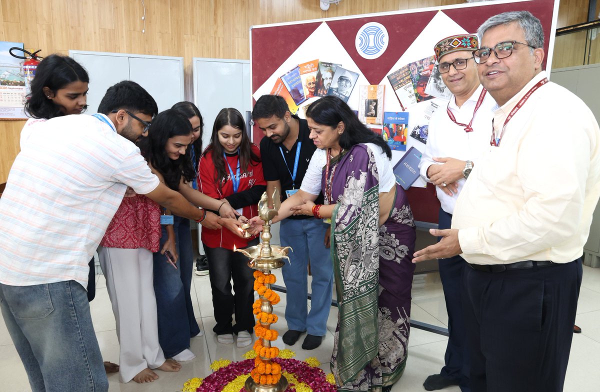 IIMC_India's tweet photo. #हिंदी_पखवाड़ा_2026 
  
#हिंदी_पखवाड़े के तहत आईआईएमसी के पुस्तकालय में हिंदी पुस्तकों एवं पत्र-पत्रिकाओं की प्रदर्शनी आयोजित की गई। कुलपति डॉ. @pragyapgaur ने प्रदर्शनी का शुभारंभ किया। इस अवसर पर कुलसचिव श्री एल मधु नाग सहित संकाय सदस्य, कर्मचारी एवं छात्र उपस्थित रहे। https://t.co/peAMWEU8KK