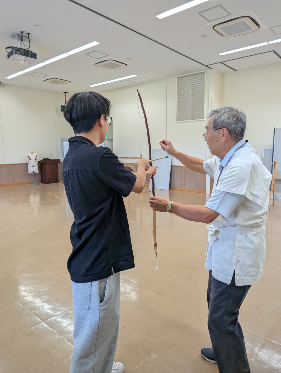 torohaku_torobe's tweet photo. \シルバーウィーク盛り上がってます/
今日は午前中に弓矢体験を開催！
みんな的に向かって集中🎯
大人の人の矢は特に力強くて、弥生時代だったら無双できちゃうね👀
みんなの雄姿、見て見て～✨
#シルバーウィーク
#弓
#体験 https://t.co/55Fox92IBv