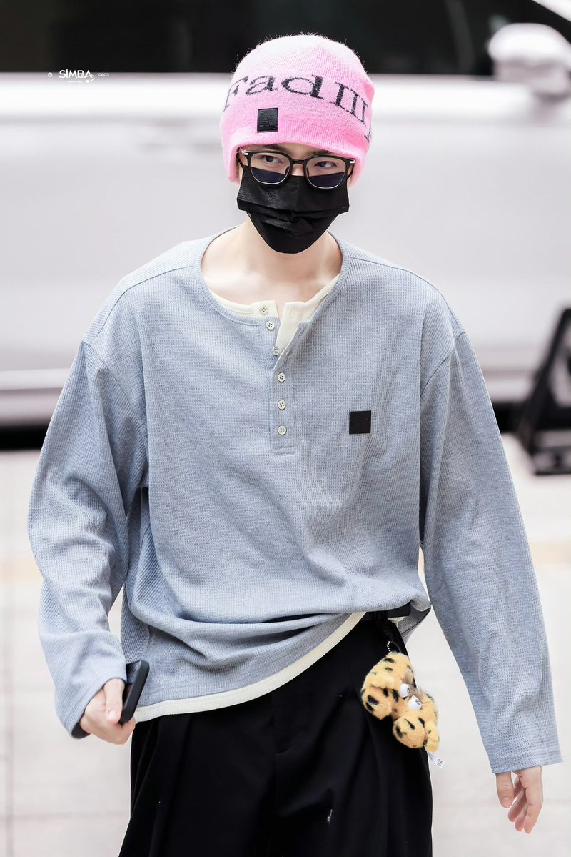 damdamy0_0's tweet photo. 260922 후명호 염상사 출근

페더웨 신상 핑크 비니 귀여움...💗

#후명호 #侯明昊 #HouMinghao https://t.co/8QW9scWXID