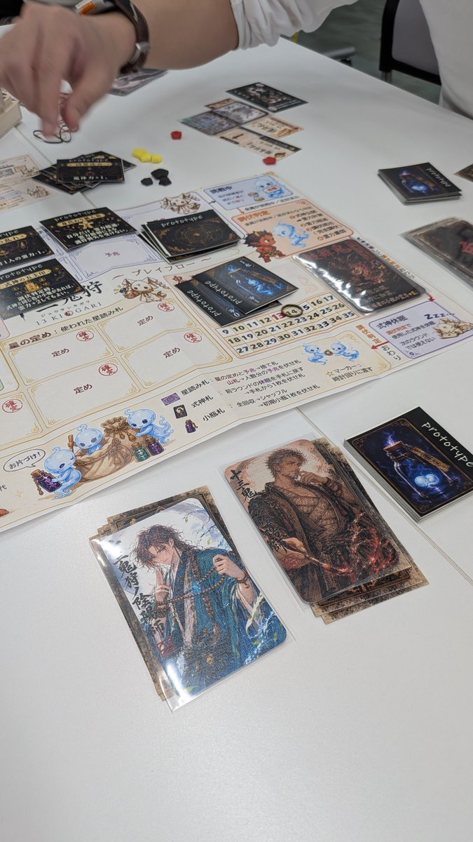 chiyakazuha's tweet photo. 十三鬼狩(@FujiHamlet27331) 

伏せた式神と星読み札を用いた、チキンレース型の和風カードゲーム。
チキンレースと言っても全プレイヤーで綱引きをするのではなく、個々にどこまでチャレンジするかが問われる。ただしその安全圏は他のプレイヤーの行動に関わっており、一筋縄ではいかない。
あと、写真のとおり圧倒的なグラフィックが目を惹く。
#向ヶ丘遊園PR会 #ゲムマ2026秋