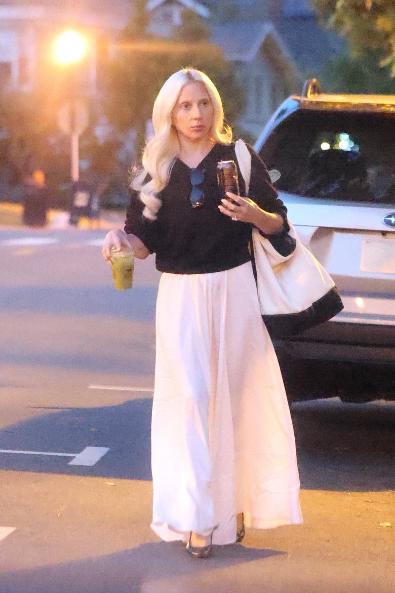 infogagabr's tweet photo. MAMÃE LINDA! 😍 Lady Gaga foi vista em Los Angeles no dia 26 de Agosto. https://t.co/2tLGP0c0sV