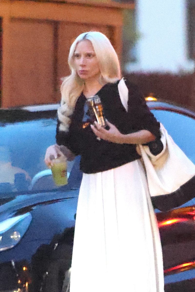 infogagabr's tweet photo. MAMÃE LINDA! 😍 Lady Gaga foi vista em Los Angeles no dia 26 de Agosto. https://t.co/2tLGP0c0sV