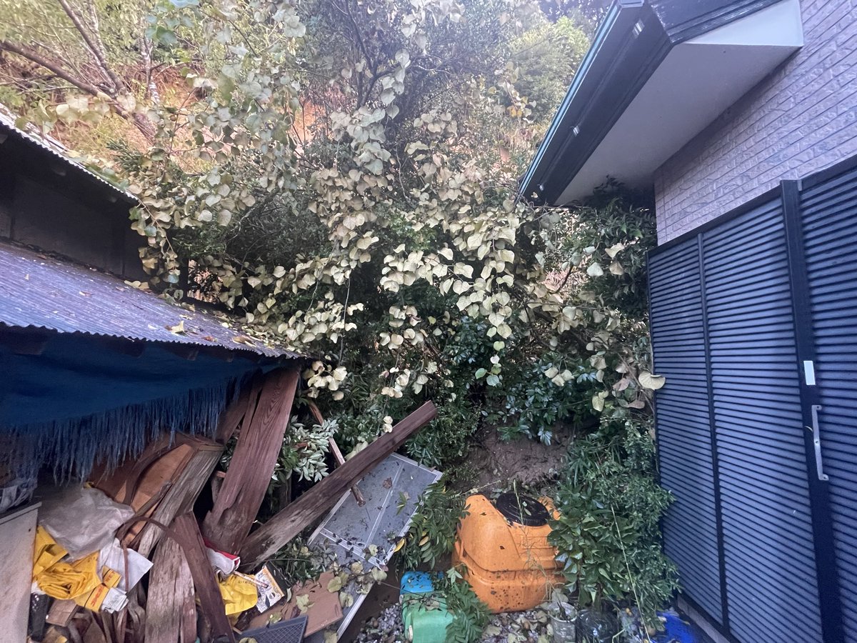 TMTkQwiySjU4N0o's tweet photo. 実家のある長南町役場は何も対応してくれず、実家裏の崖崩れは個人負担になりそう。さすがに県で動いてほしい。同じ部落で3軒似たような被災者が居るのに、、、高齢化している町でどうしろと？頼むよ県知事、総理大臣！‼️ https://t.co/I3P9dYyidz