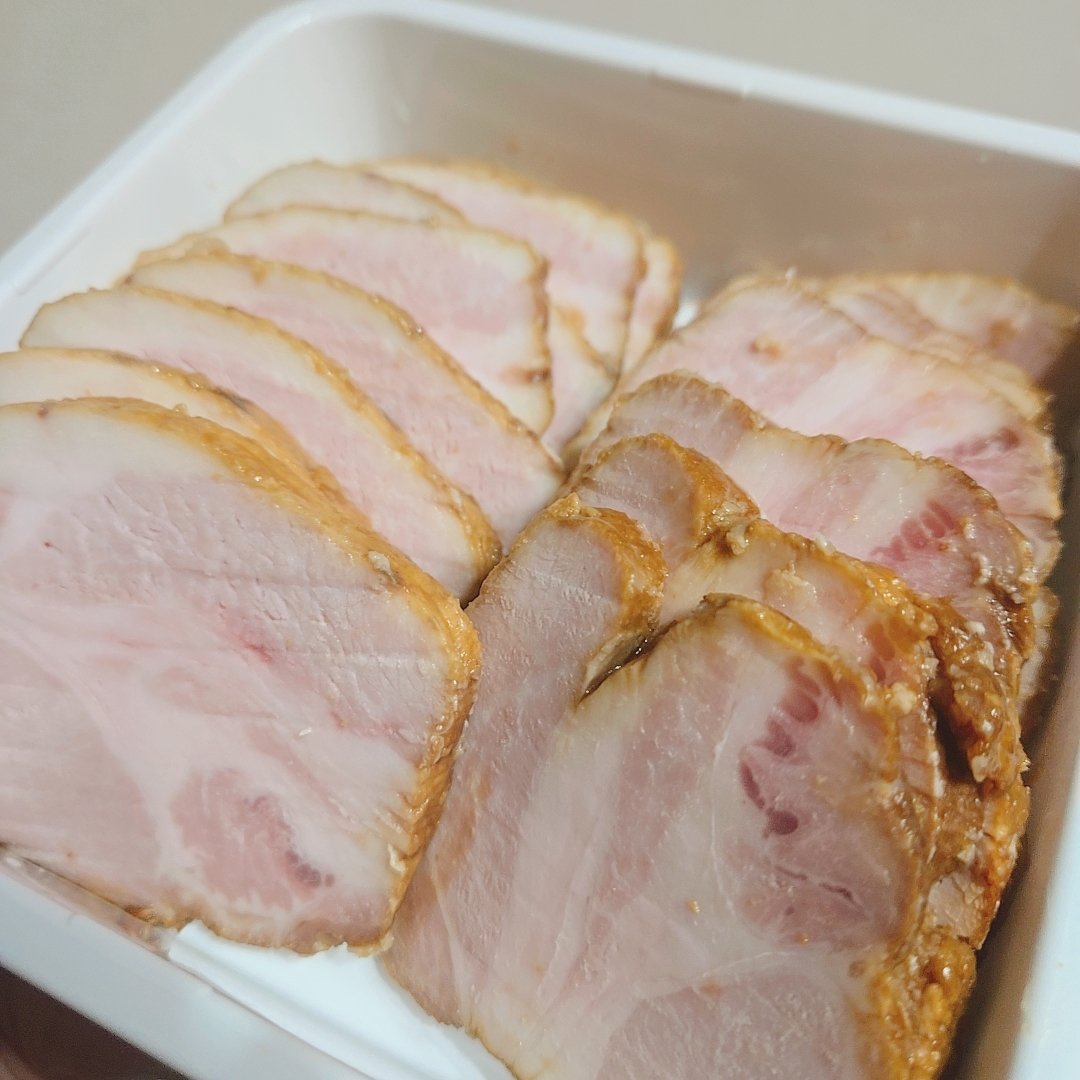 Pina_777_'s tweet photo. チャーシューのつもりだったけどローストポークみたいな感じになってました｡

どっちだっていい､なぜならバカ美味い https://t.co/HnM6jMSvDe