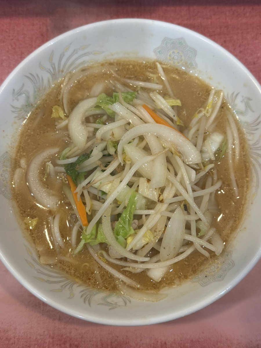 mescarbonicsub6's tweet photo. ラーメン部活動2026年520軒目は小樽の桂苑で、みそラーメン。
小樽のソウルフード、あんかけ焼きそばの超有名店ですが、ラーメンです。
夕方でも行列が途切れないね。
#ラーメン  #ramen #lamen #rahmen #中華そば #支那そば #つけ麺 #まぜそば https://t.co/ON2uE6eILV