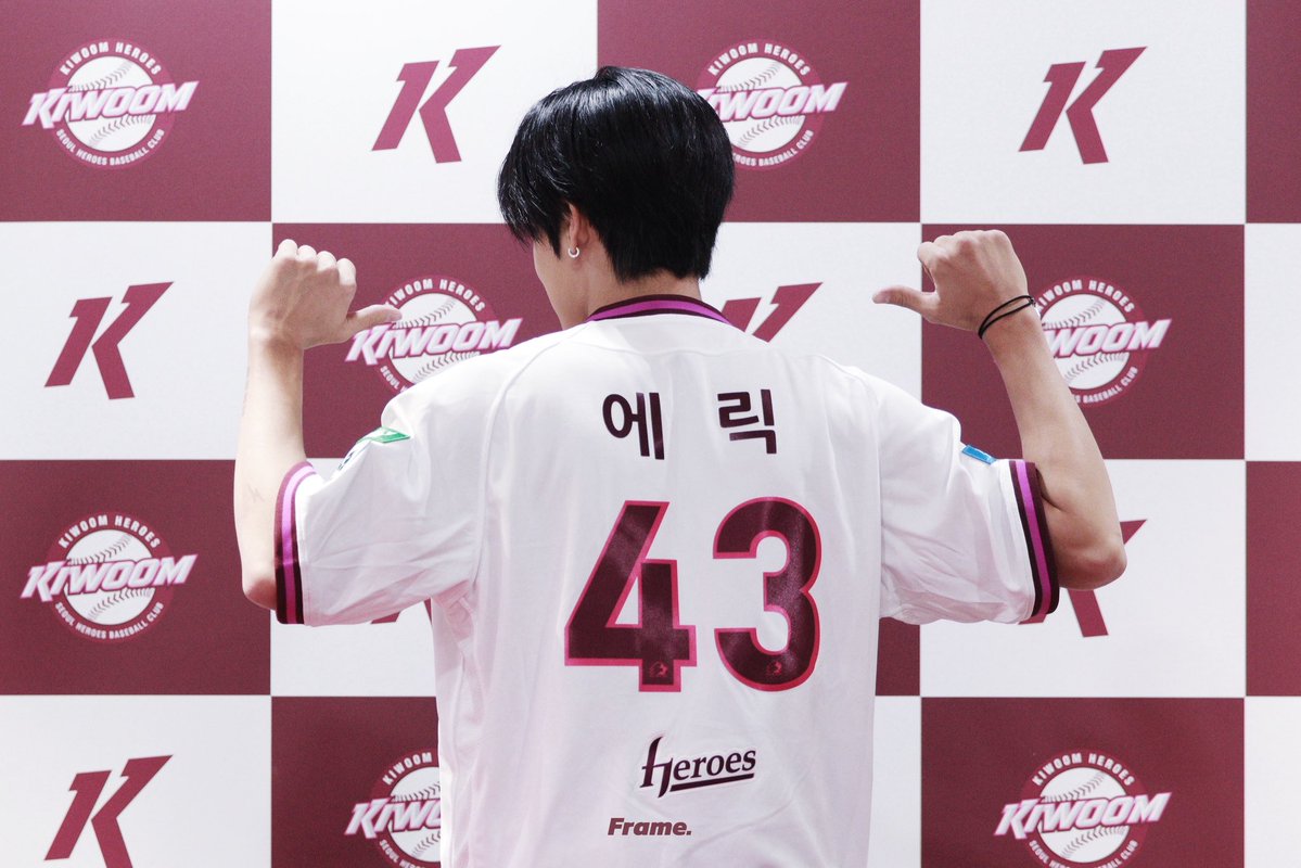Frameric1222's tweet photo. 260922 키움 시구 미팬

#에릭 #손영재 #더보이즈 
#Eric #THEBOYZ https://t.co/Xp2icr0Qmp