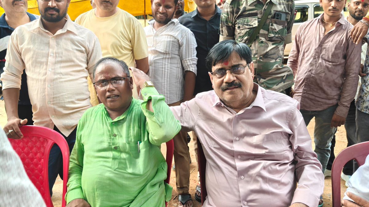 AliRajaJMM's tweet photo. हम सभी कार्यकर्ताओं की स्पष्ट माँग है कि विधायक के साथ कथित साठगांठ को देखते हुए झामुमो जिलाध्यक्ष को तत्काल प्रभाव से पार्टी की प्राथमिक सदस्यता से निष्कासित किया जाए।

@HemantSorenJMM @MithileshJMM  @VinodPandeyJMM @JmmJharkhand https://t.co/ROxbTUvC3a