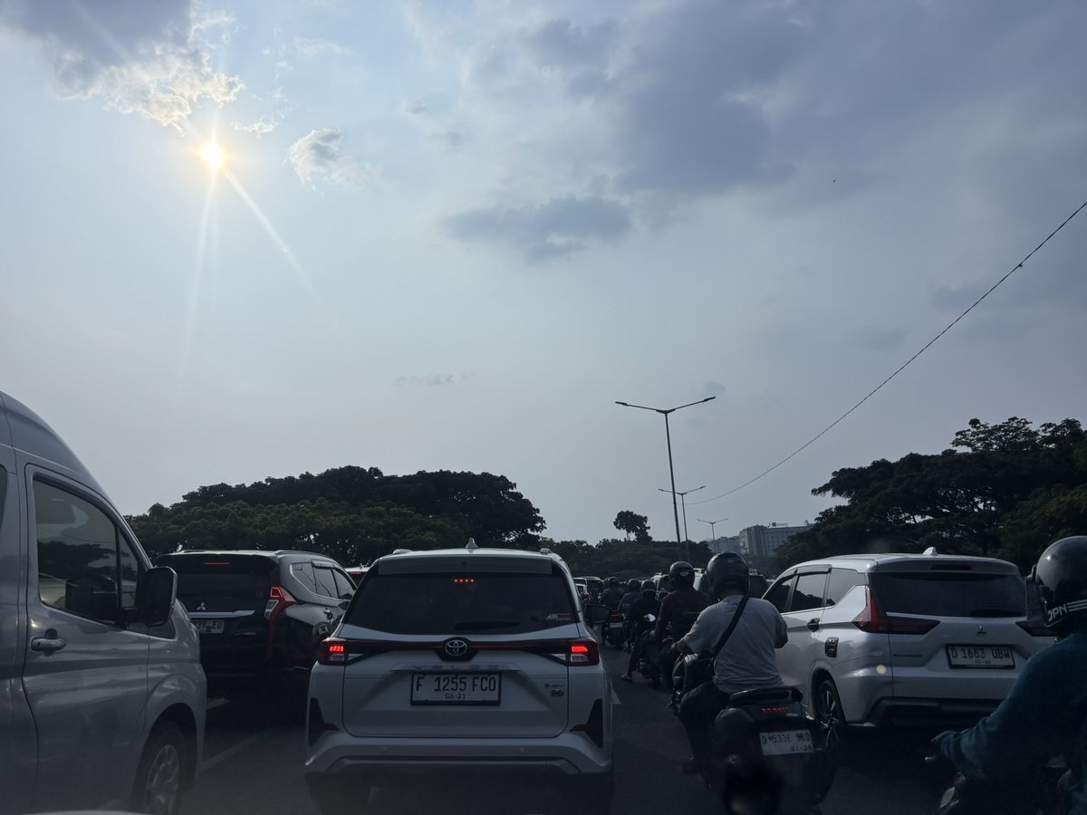 naalendra's tweet photo. kalo gua jadi arlott, gua pake pedang gua buat singgkirin biar ni kagaa macettt😕 https://t.co/4Kdxpt7nJs