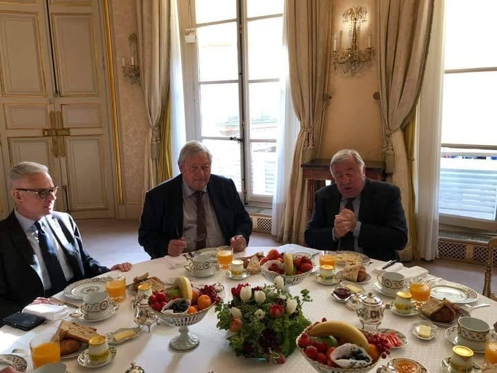 MoneyRadar_FR's tweet photo. 🇫🇷 🚨25 milliards d'euro, ce sont les effets de la rationnalisation des dépenses de l'État ! 

Depuis 2017, chaque gouvernement promet de tailler dans les agences et opérateurs de l'État, ces structures publiques qui vivent à côté des ministères. Résultat réel, lisible dans un rapport parlementaire : leur coût a augmenté de 25 milliards d'euros.

Les opérateurs de l'État, ce sont les agences, offices, établissements publics qui portent des missions pour le compte de l'État sans être des ministères. Leur charge pour le budget est passée de 48,9 milliards en 2012 à 73,3 milliards prévus en 2026. Sur la seule période 2017-2026, celle du « il faut rationaliser », ce sont près de 25 milliards de financements publics supplémentaires.

Pendant que l'État se serrait la ceinture sur ses propres effectifs, ses opérateurs, eux, embauchaient plus facilement grâce à des règles plus souples, et fixaient des rémunérations plus librement. La rigueur affichée d'un côté a nourri la dépense de l'autre.

La Cour des comptes ajoute un mot qui revient sans cesse dans ses rapports : saupoudrage. Trop d'agences, trop de dispositifs, pas de stratégie d'ensemble, aucune évaluation. Elle documente des centaines de milliards dépensés pour les territoires sans qu'aucune administration ne sache mesurer ce que ça produit.

Le vrai gisement d'économies n'est pas dans la poche des retraités. Il est dans cet État parallèle qu'on a laissé grossir en jurant le contraire. Les mauvaises langues pourraient parler de corruption...

Ce rapport date de plusieurs mois. Personne n'a dû vous le montrer. La campagne présidentielle arrive. On va vous parler de retraites, d'impôts, de ce qu'on peut encore vous prendre. On ne vous parlera pas de ces 73 milliards, ni des 180 000 personnes qui y travaillent. Réduire le train de vie de l'État ne fait gagner aucune élection. Le faire payer au contribuable, si.