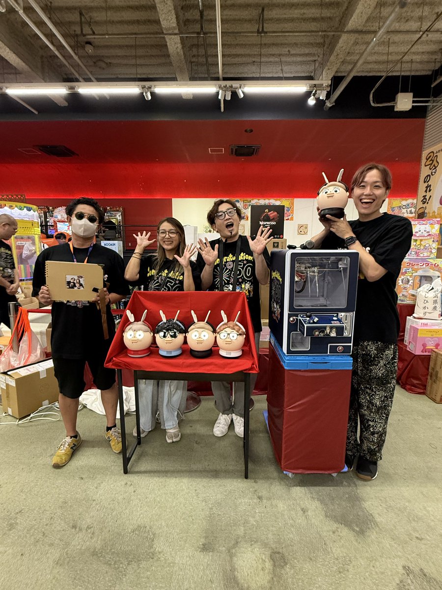 one_more_mokkai's tweet photo. 50万人記念イベントinサープラ与次郎
全国からたくさんのご参加
本当にありがとうございました☺️

ここまで来れたのは
皆さんの応援のおかげです！！！
この先もずっとみなさんとクレーンゲームを通して関わっていけたらどれだけ幸せか、この幸せをずっと続ける事ができるよう頑張って行きたいなと思いました。

一旦スタートの地となった鹿児島店は10月13日に閉店となりますが、
次は来年6月にリニューアルオープンする予定です。
リニューアル時は我々もバッチリ関わるので楽しみにお待ちください🙌
ちなみにリニューアル後に盛大にオープニングイベントを行います！
抽選会は100万円+もっかいちゃんねるのYouTubeの登録者数の金額で行ってOKとボスから許可をいただきました！！
またぜひお待ちしてます✌️

今回記念品にクレーンゲーム、もっかいちゃんねるクラッピー、もじゃ卒業アルバムをいただきました。
また、皆さんがたくさんプレイしてくださったおかげで掲載されたもじゃの卒業メッセージも見る事ができました。
本当にありがとうございました🙇‍♂️

まだまだ通過点ですが、
4人での活動は終了です。
これからもずっとずっとよろしくお願いします！！！
