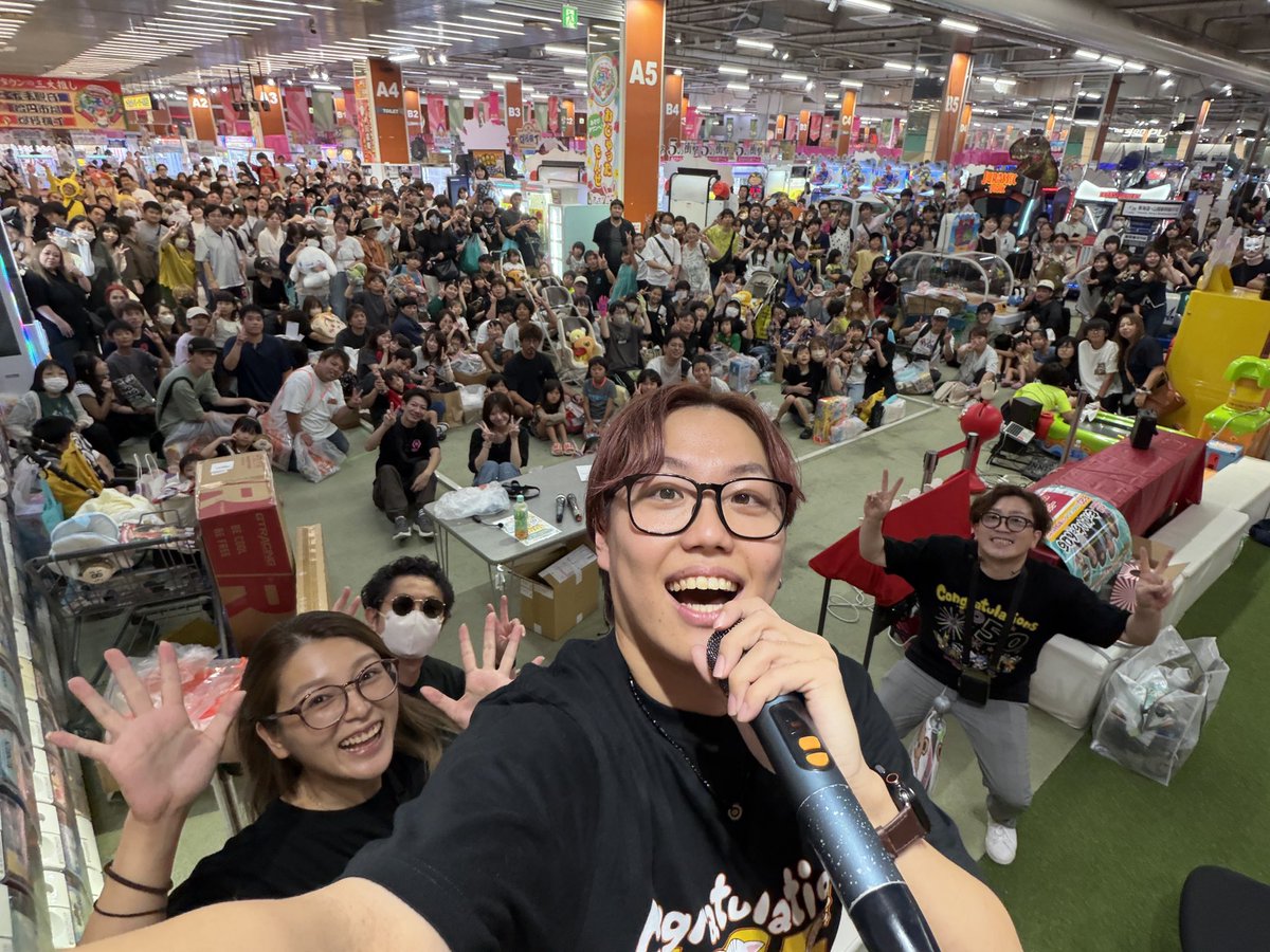 one_more_mokkai's tweet photo. 50万人記念イベントinサープラ与次郎
全国からたくさんのご参加
本当にありがとうございました☺️

ここまで来れたのは
皆さんの応援のおかげです！！！
この先もずっとみなさんとクレーンゲームを通して関わっていけたらどれだけ幸せか、この幸せをずっと続ける事ができるよう頑張って行きたいなと思いました。

一旦スタートの地となった鹿児島店は10月13日に閉店となりますが、
次は来年6月にリニューアルオープンする予定です。
リニューアル時は我々もバッチリ関わるので楽しみにお待ちください🙌
ちなみにリニューアル後に盛大にオープニングイベントを行います！
抽選会は100万円+もっかいちゃんねるのYouTubeの登録者数の金額で行ってOKとボスから許可をいただきました！！
またぜひお待ちしてます✌️

今回記念品にクレーンゲーム、もっかいちゃんねるクラッピー、もじゃ卒業アルバムをいただきました。
また、皆さんがたくさんプレイしてくださったおかげで掲載されたもじゃの卒業メッセージも見る事ができました。
本当にありがとうございました🙇‍♂️

まだまだ通過点ですが、
4人での活動は終了です。
これからもずっとずっとよろしくお願いします！！！
