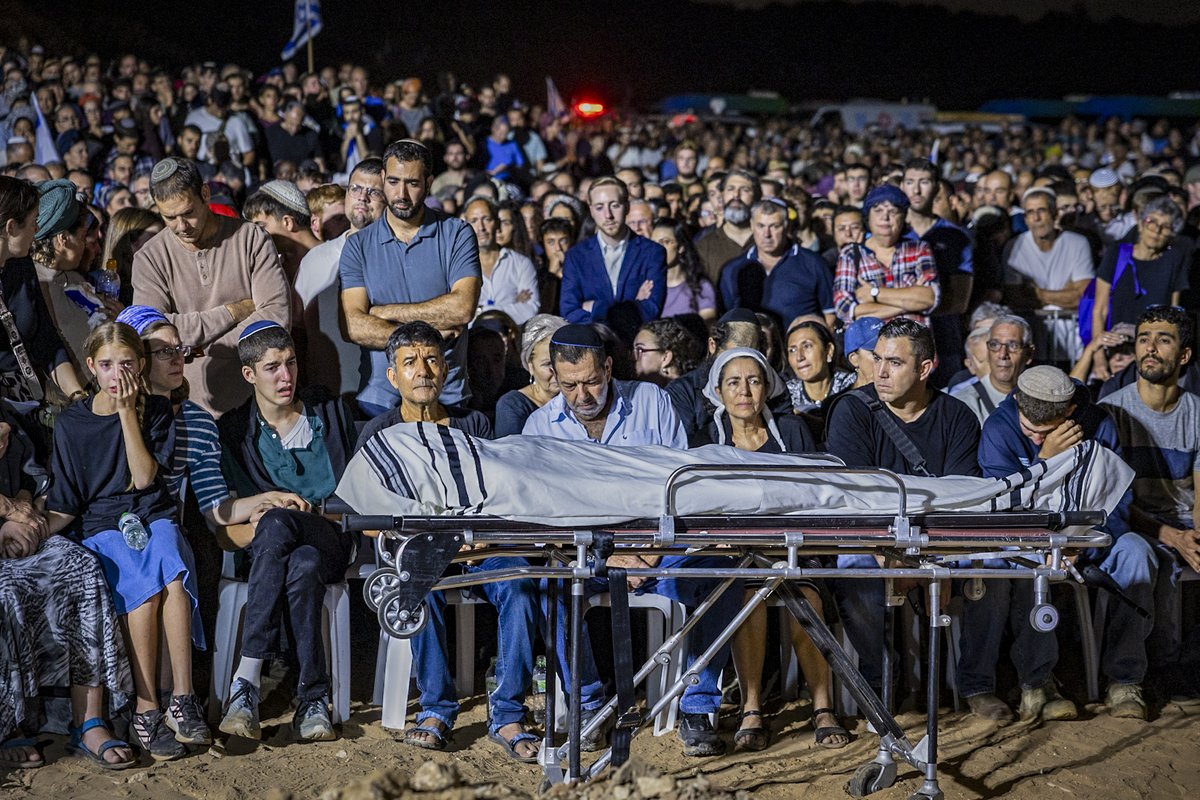 HananyaNaftali's tweet photo. Six children said goodbye to their father today.

Family and friends laid Netanel Shakron to rest after he was murdered in a terrorist shooting near Ein Raya spring. Rest in peace. 🕯️🇮🇱

Photos by Hilel Ben Or/Flash90 https://t.co/z9Yx3j53WB
