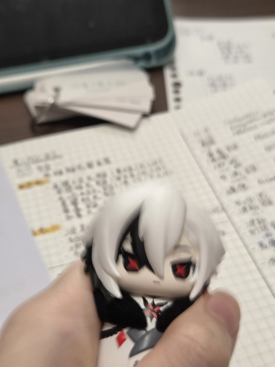 c0d311ar_le's tweet photo. DO SOMETHING WHY ARENT YOU HELPING ME STUDY https://t.co/HWAt50W0Hh