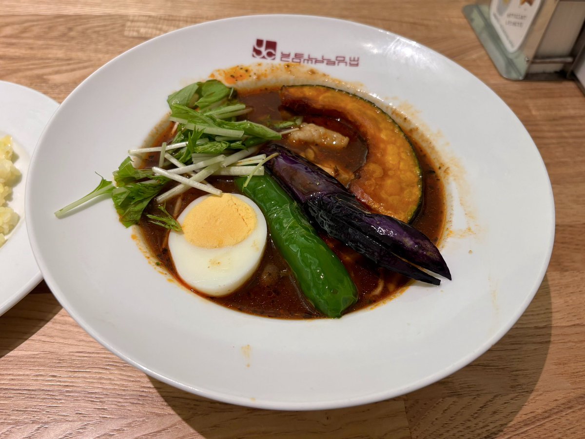 5mori2's tweet photo. 先週ですが、ザ イエローカンパニー トウキョウで夜ご飯🍛

チキン&amp;ベジタブル
チーズ(ライスオン)をトッピング
最後はレモンをライスにかけてさっぱりと🍋
辛いけど美味しい🧡

豪華なザ イエカン スペシャル スープカレーもパチリ���🦪

#麻布台ヒルズ https://t.co/ePVoMPNC5N