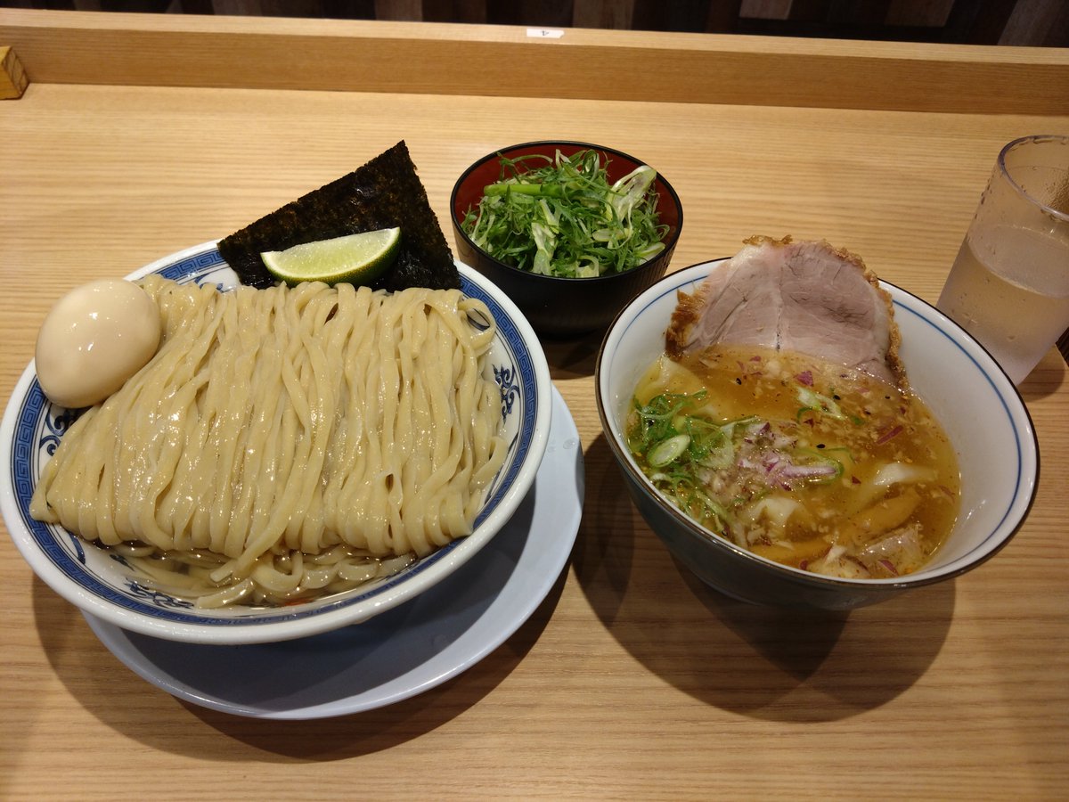 ig_yu0820's tweet photo. 中華そば千乃鶏 志木店
特上鰹昆布水つけ麺塩大盛
九条ネギ　ライム

千里眼セカンドブランド、千乃鶏の2号店へ🙂
綺麗に整えられた麺線が美しい👏鰹昆布水に浸かったワシワシ麺は大盛400gでそのまま食べても、藻塩をつけても、つけ汁つけても美味しい✨✨
九条ネギはどっさり🤣

油そばも食べねば🤤 https://t.co/M3qDurQVCr