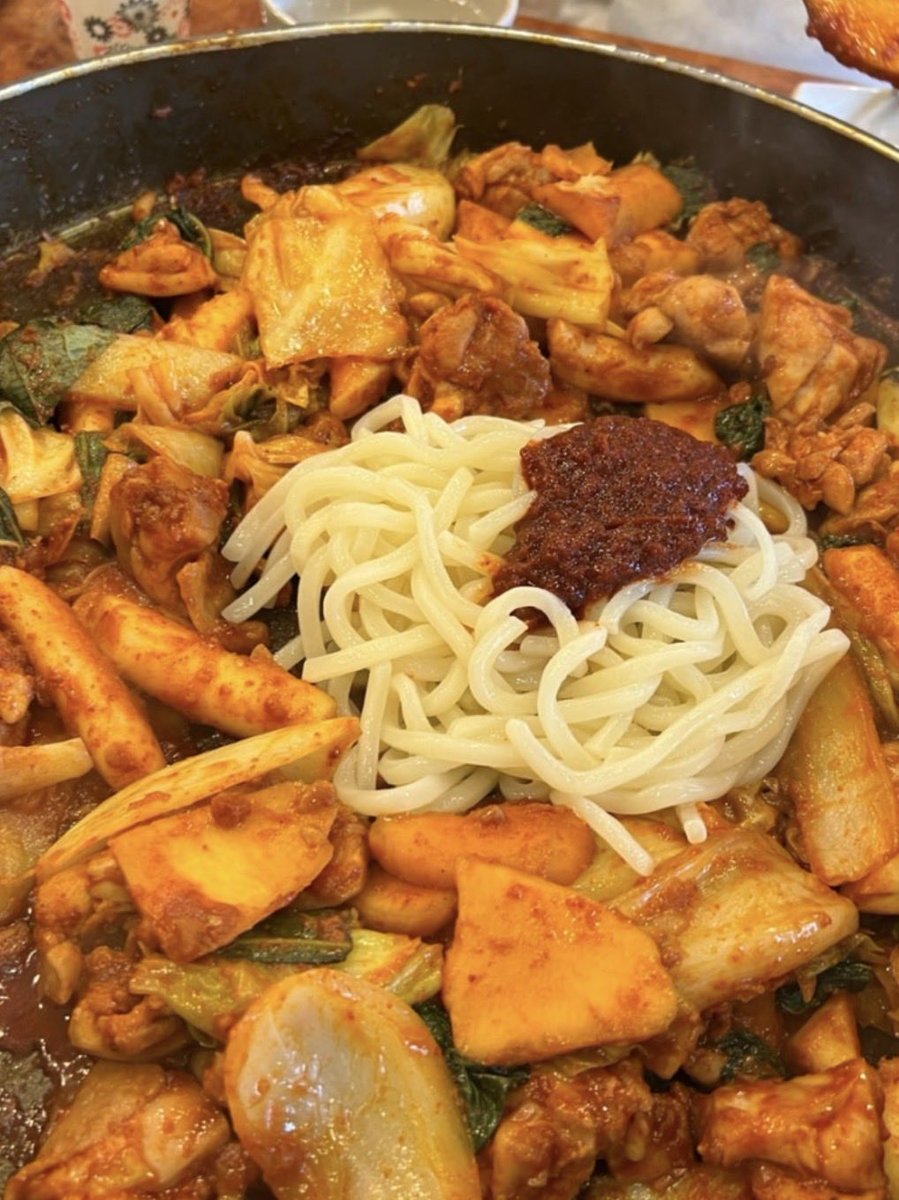 dangjungdo1122's tweet photo. 메인보다 마지막이 더 기다려지는 음식

저는 닭갈비가 딱 그런!
첫번째는 닭갈비에 비벼먹는 우동사리
그리고 마지막에 먹는 k-디저트인 볶음밥!

양념 눌어붙은 철판에 김가루랑 밥 넣고 볶아주는 거 보면 식사 마쳤다고 할수있지요! https://t.co/QL8pHrwAku