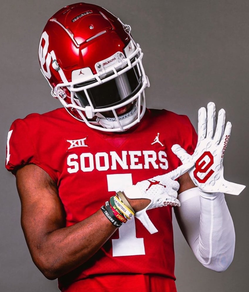 Chiefs722's tweet photo. Its 71° in Tulsa on 9~21~26 &amp; Im still a #Sooner4Life ⭕️🙌🚬🌴🍺 https://t.co/wD1eRsWIba