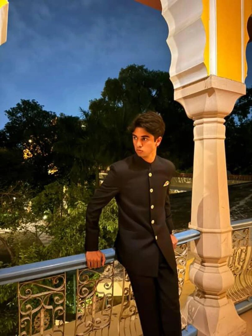 AadilKhatik2's tweet photo. दोंडाईचा शिंदखेडा तालुक्याचे भविष्य, युवकांचे प्रेरणास्थान, आमचे मित्र बंदु छोटे सरकार #युवराज_जय_आदितसिंहजी_जयकुमार_भाऊ_रालव 
#आपणास_वाढदिवसाच्या_हार्दिक_शुभेच्छा 
@jayaditrawalofficial https://t.co/i8ODycsBbV