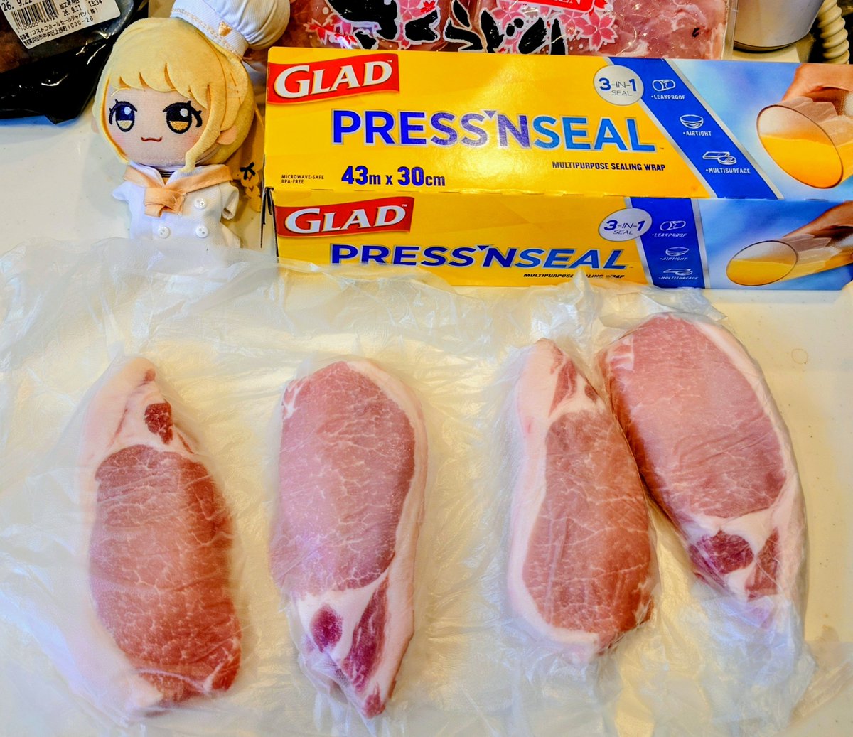 gakumasu_405's tweet photo. Ｐ「仕分け終わりましたぁ…これを冷凍庫に保存して休みましょう」

ことね「えらいぞプロデューサー！丁寧だな！
次はロティサリーチキンスープを作るよ！」

Ｐ「シェフ！スープは明日作りましょう！
(今から４時間かかるスープは無理です)」

ことね「じゃあ明日作るかー！」

#初星学園ぬいぬい部 https://t.co/vMDOV4hzz8