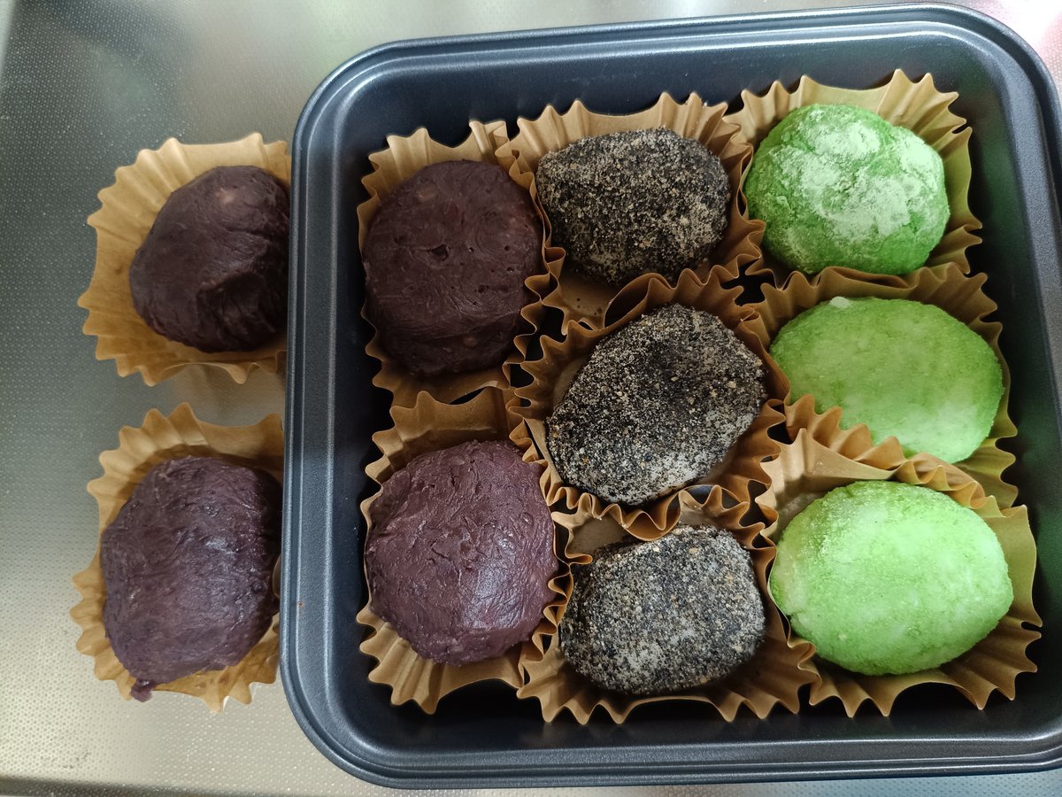 harukazeMS's tweet photo. 朝、家族から突然「おはぎ食べたい！作って」
正月用に買ってた小豆🫘
餅米ないから、うるち米100%
緑豆きなこと黒すりごま…で3色
意外と家にあるものだけで作れるもんだ

圧力鍋と炊飯器で簡単に
きなことゴマはご飯の中にあんこ包むの一番面倒い

家族が喜ぶから作るけどさ
圧力鍋よ！ありがとう✨ https://t.co/wjAjw0BXL2