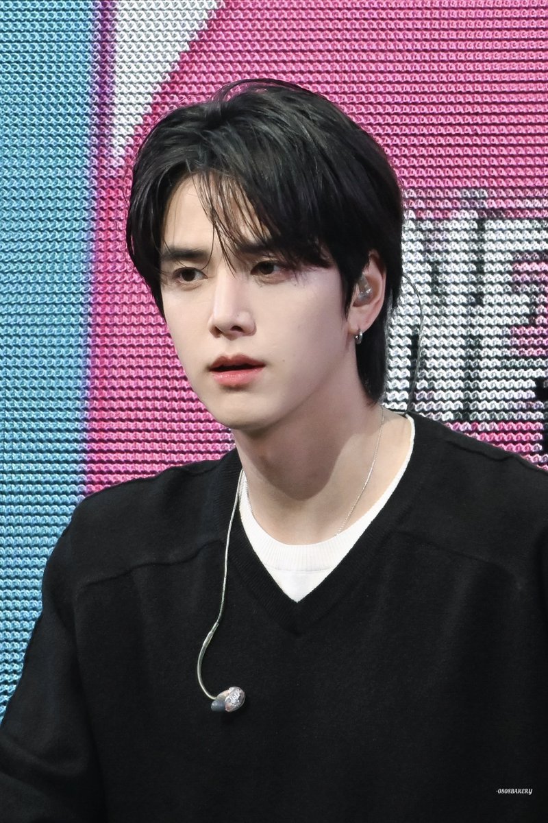 dawn_for_uu's tweet photo. 동업자네 훉 주말에 와이프랑 결혼식 갈 것 같은 착장 뭐야... 깔끔하게 와이프랑 맞춰입고 식장 들어가서 축의금 내고 지인들한테 인사할 동안 꼭 낀 팔짱은 풀릴 일이 없고 식 시작하기 전 와이프 화장실 다녀온다니까 그 앞에서 가방 들고 서있음. https://t.co/X4ydpKvwwm