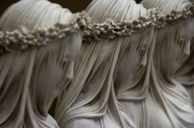 Estetism_jp's tweet photo. ラッファエーレ・モンティ（Raffaelle Monti、イタリア、1818〜1881）の彫刻作���。まるで本物の布のように、滑らかで艶のある質感を生み出せるのは磁器ならでは。女性が纏うヴェールには、神秘性だけでなく、処女性や慎みを象徴する意味も重ねられています。 https://t.co/b3KwBJmOD5